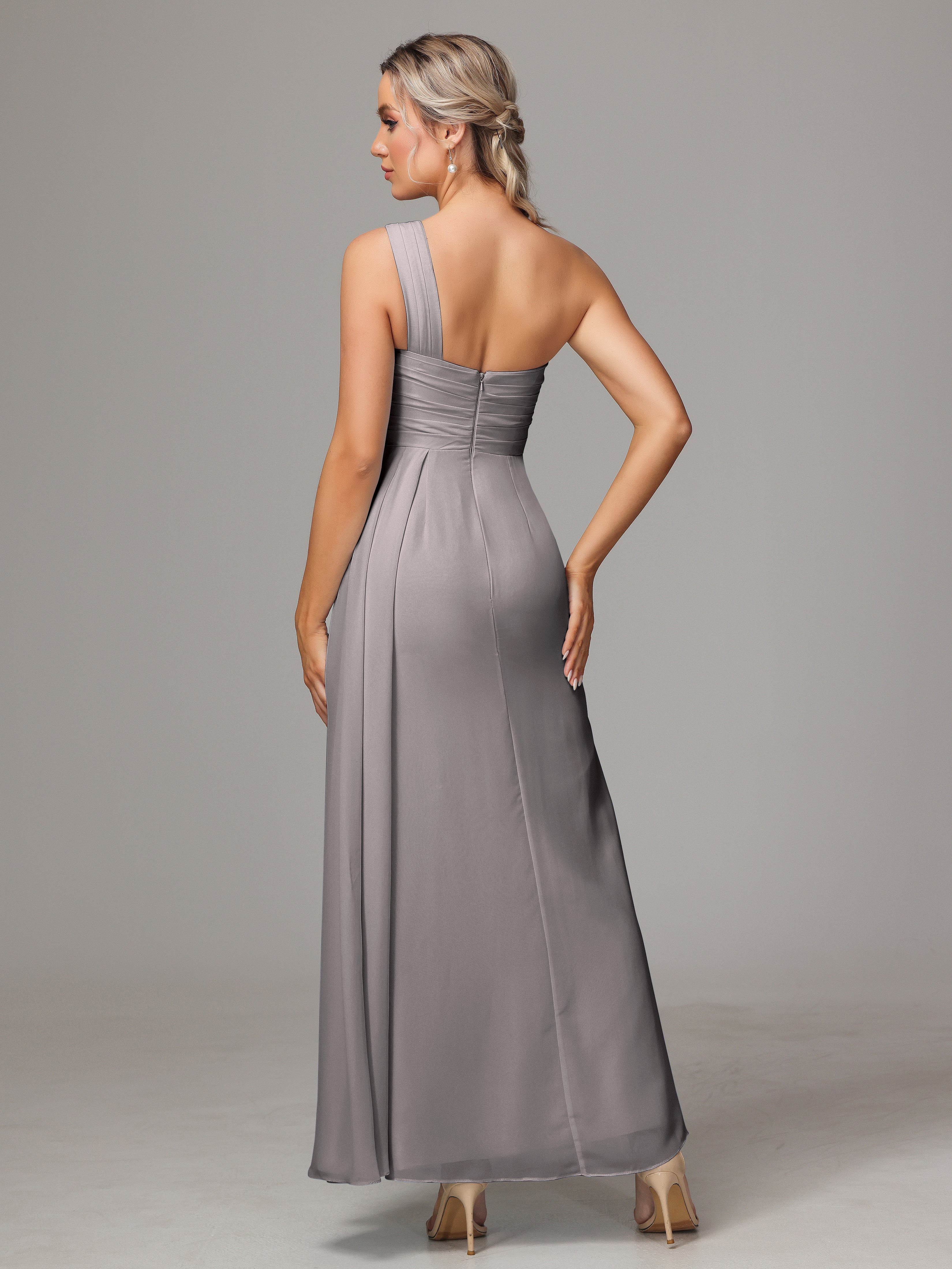 Robes De Demoiselle D'Honneur En Argent Décolleté Asymétrique Trapèze Mousseline Longue Robes Demoiselle D'Honneur Avec Plissé