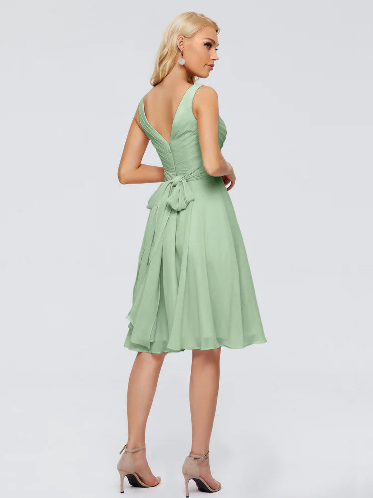 Demoiselle D'Honneur De Sauge Poussiéreuse Col V Longueur Genou Mousseline Robes Demoiselle D'Honneur