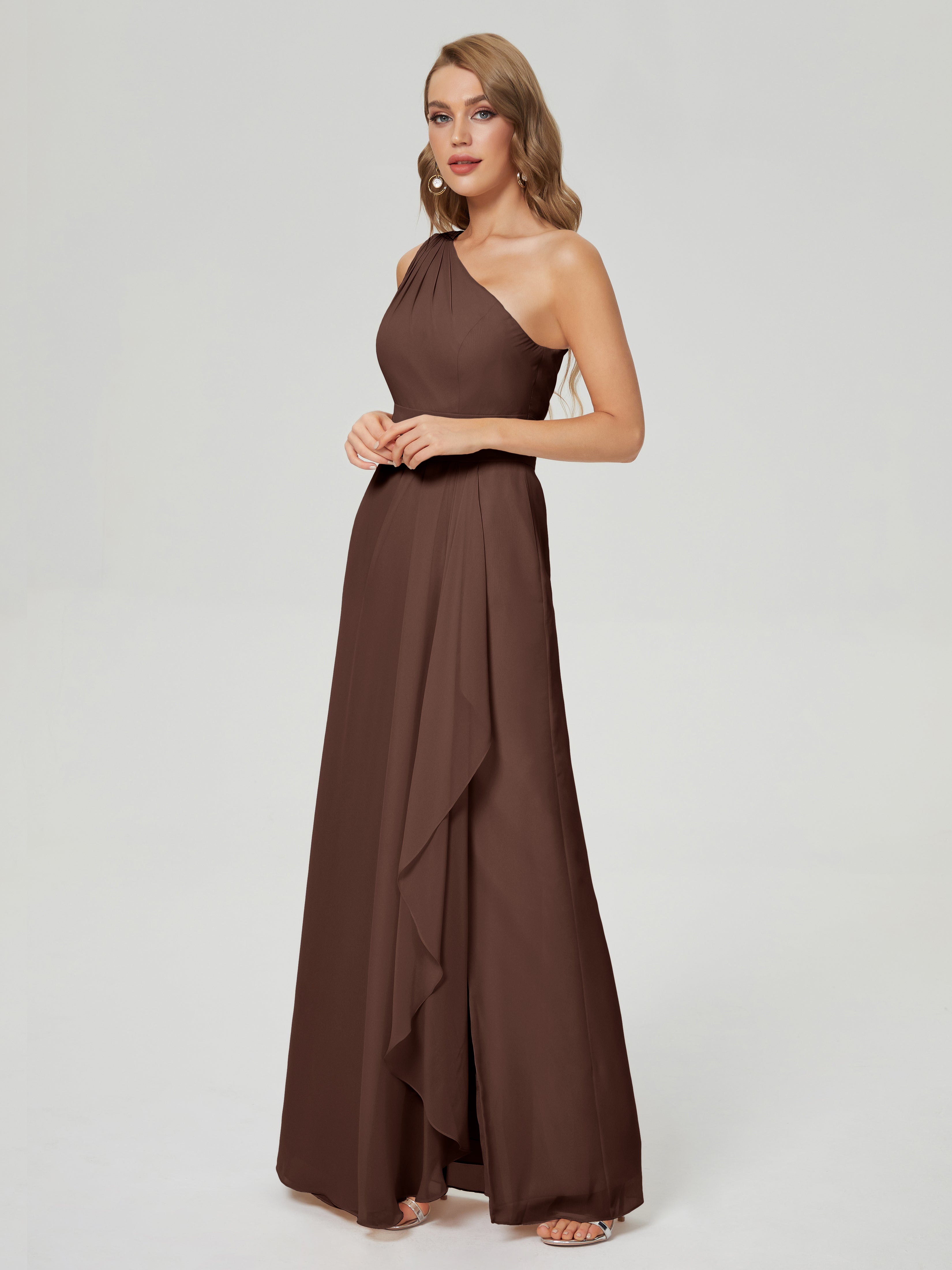 Robes De Demoiselle D'Honneur En Chocolat Fendue Seule-Épaule Mousseline Robes Demoiselle D'Honneur À Volants