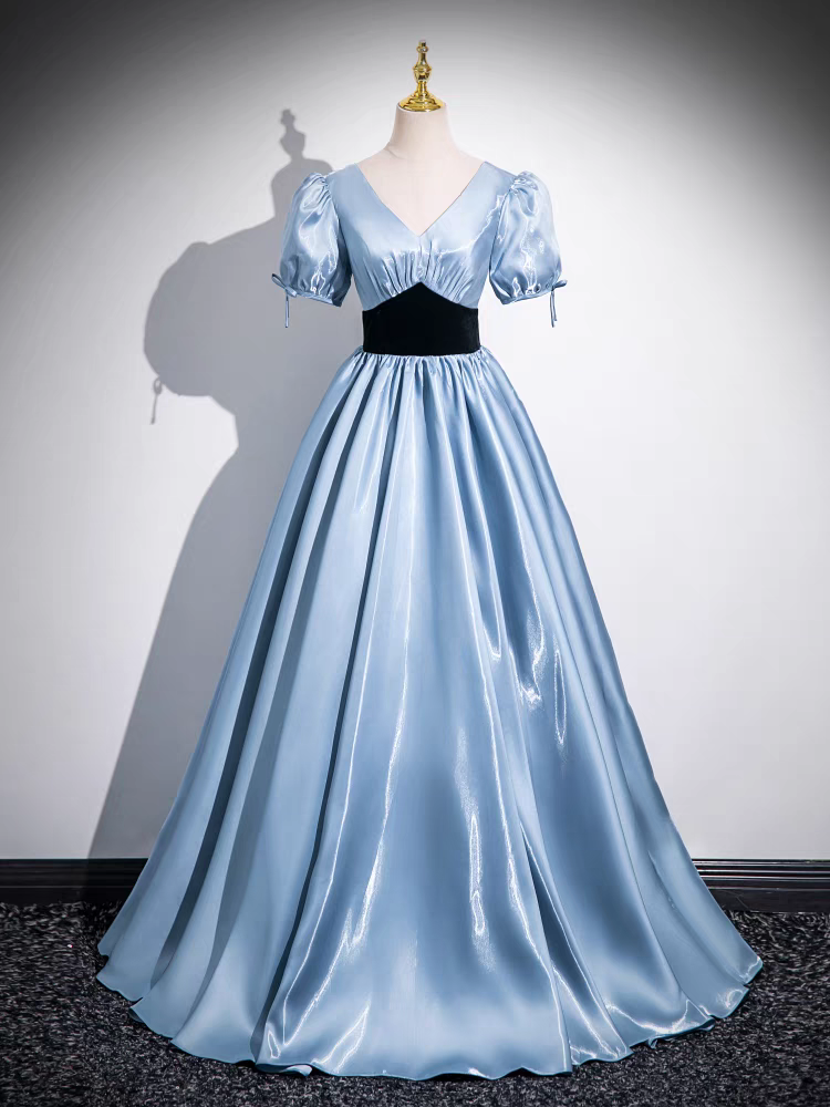 Col V Manches Courtes Satin Robe de Quinceanera avec Balayage/Pinceau Traîne