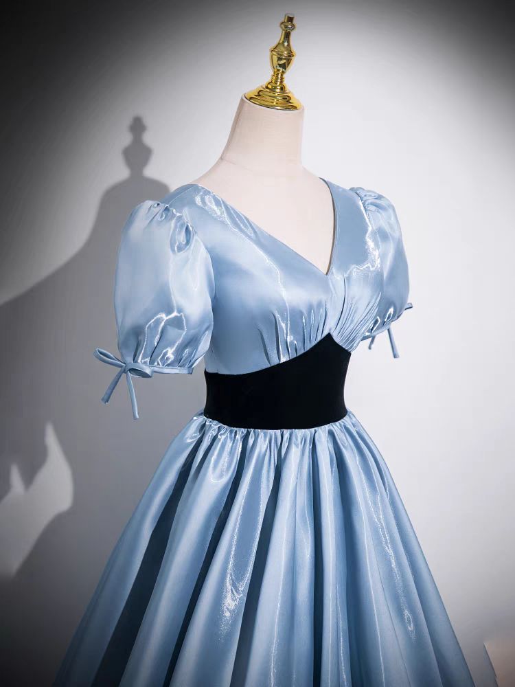 Col V Manches Courtes Satin Robe de Quinceanera avec Balayage/Pinceau Traîne