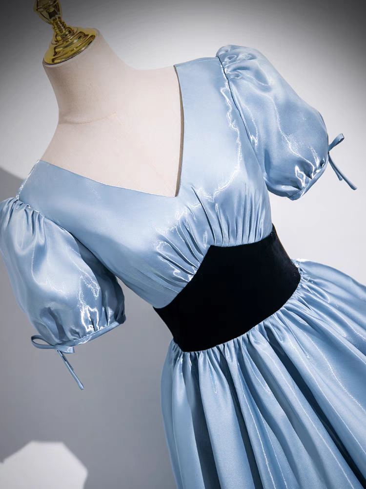 Col V Manches Courtes Satin Robe de Quinceanera avec Balayage/Pinceau Traîne