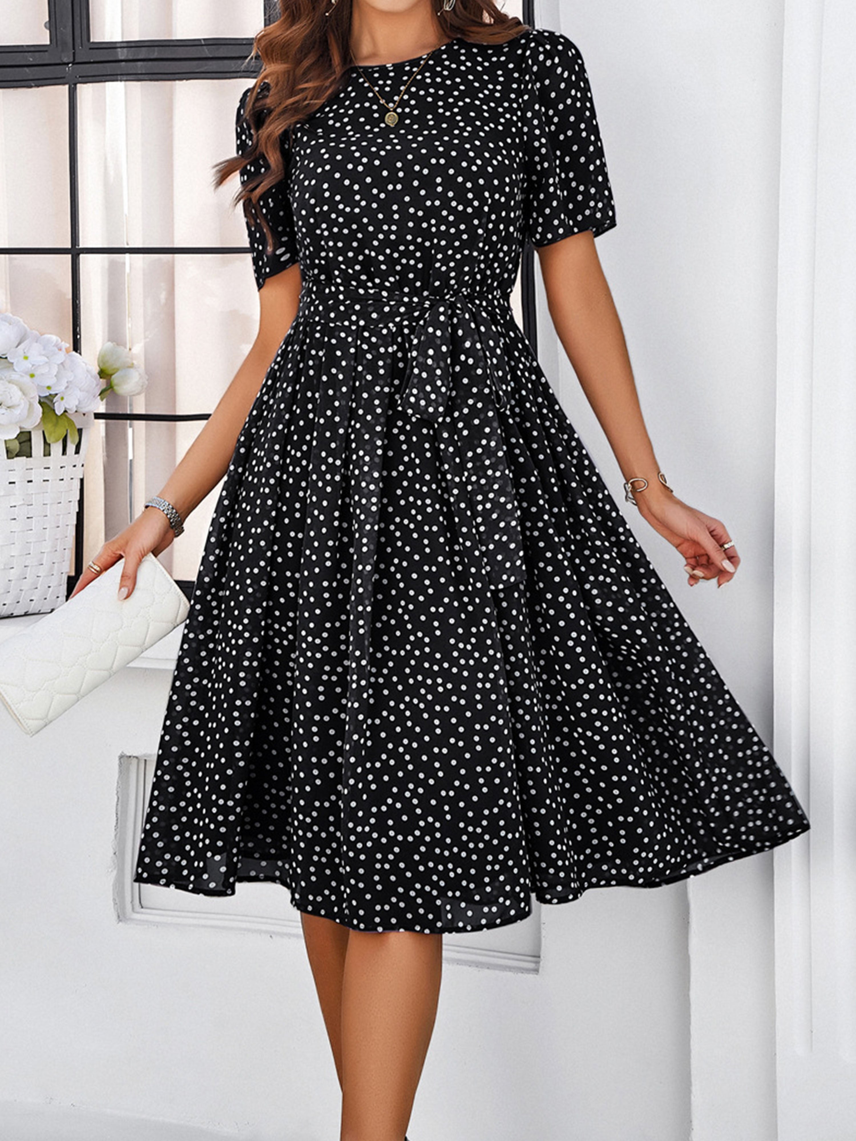Robe Décontractée Invitée Mariage Noire à Pois Encolure Cowl et Manches Courtes avec Ceinture