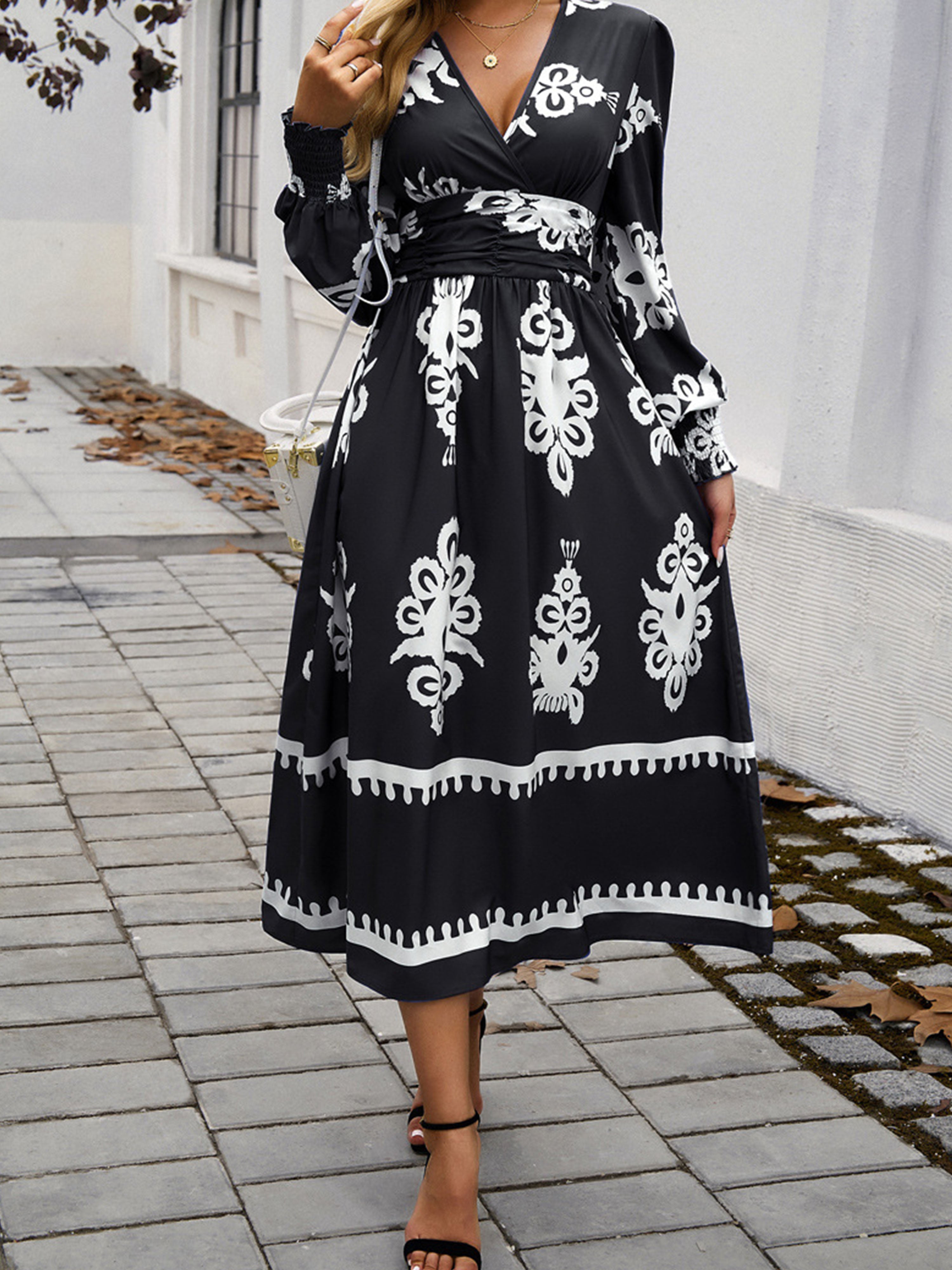 Robe Invitée Mariage à Contraste de Noir Encolure en V à Manches Longues et Taille Empire
