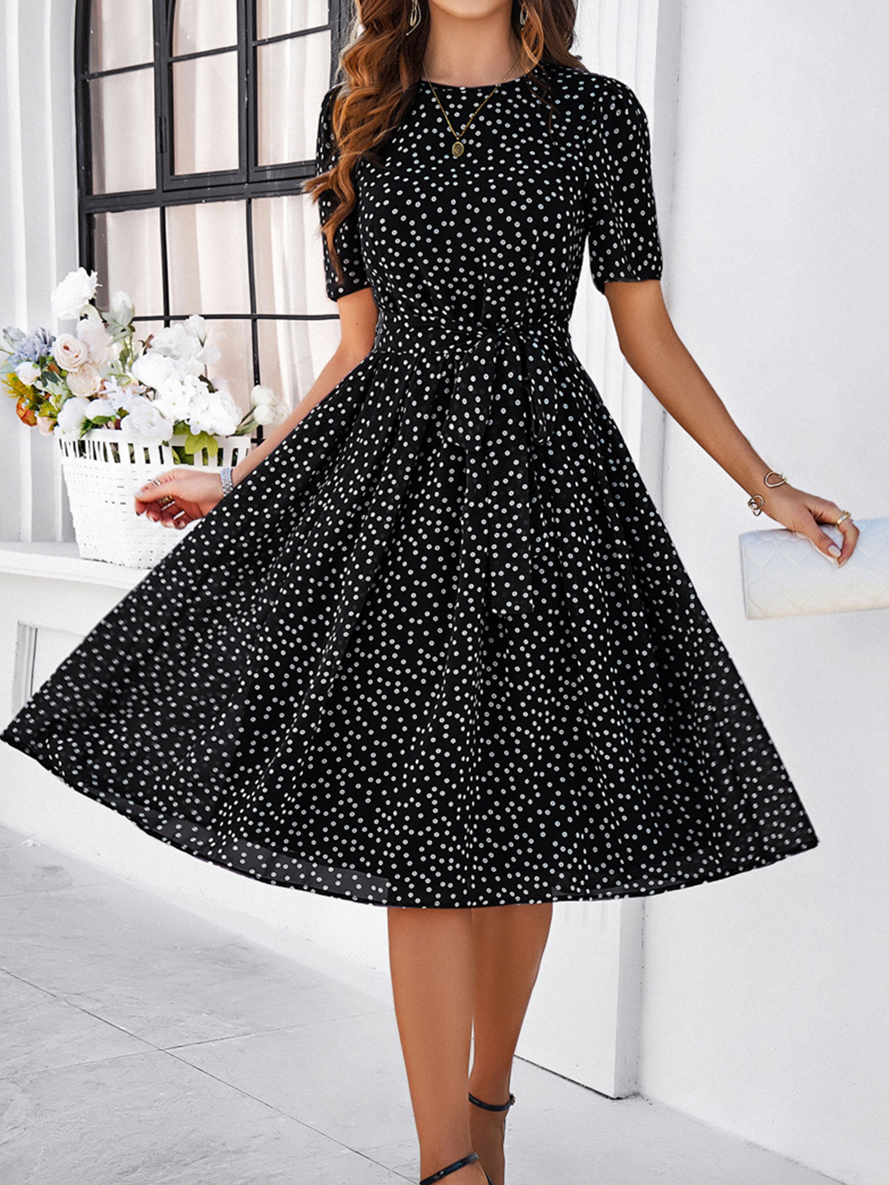 Robe Décontractée Invitée Mariage Noire à Pois Encolure Cowl et Manches Courtes avec Ceinture