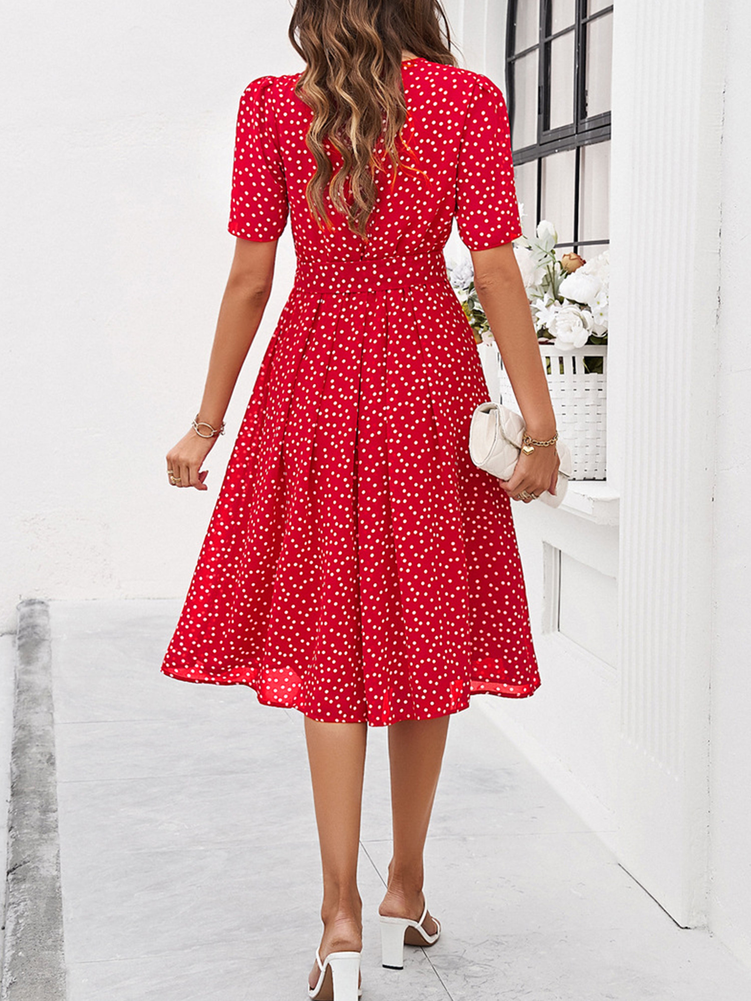 Robe Décontractée Invitée Mariage Rouge à Pois Encolure Cowl et Manches Courtes avec Ceinture