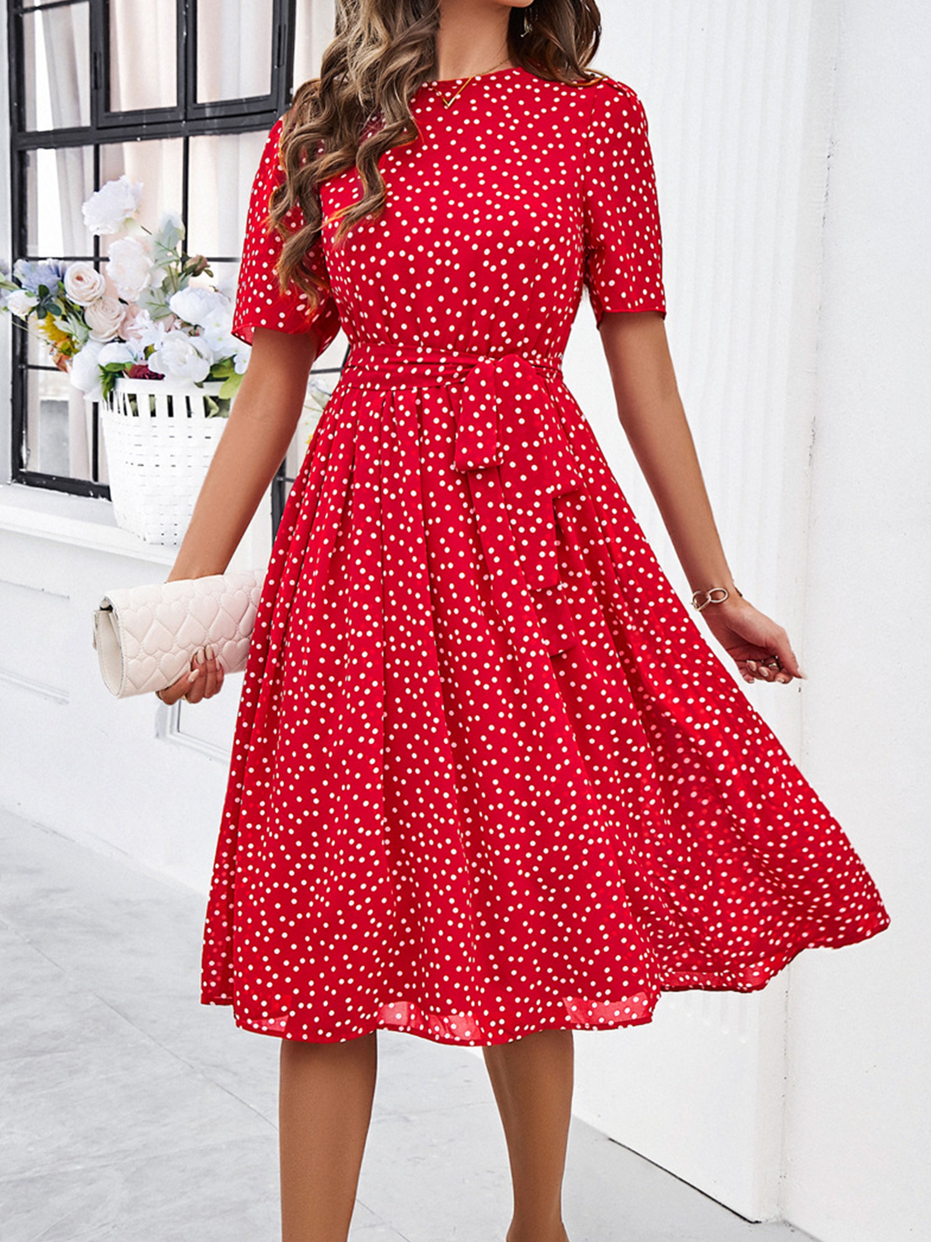 Robe Décontractée Invitée Mariage Rouge à Pois Encolure Cowl et Manches Courtes avec Ceinture