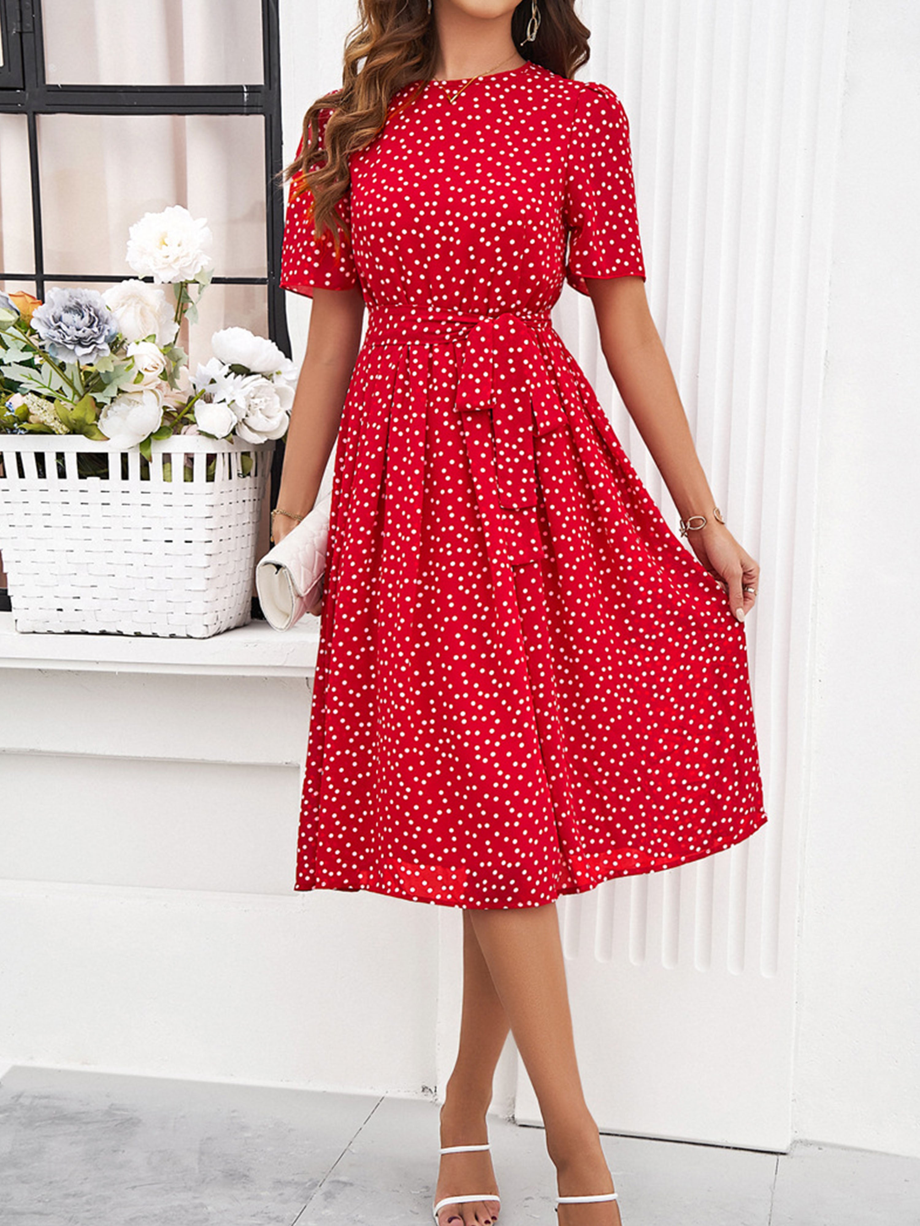 Robe Décontractée Invitée Mariage Rouge à Pois Encolure Cowl et Manches Courtes avec Ceinture