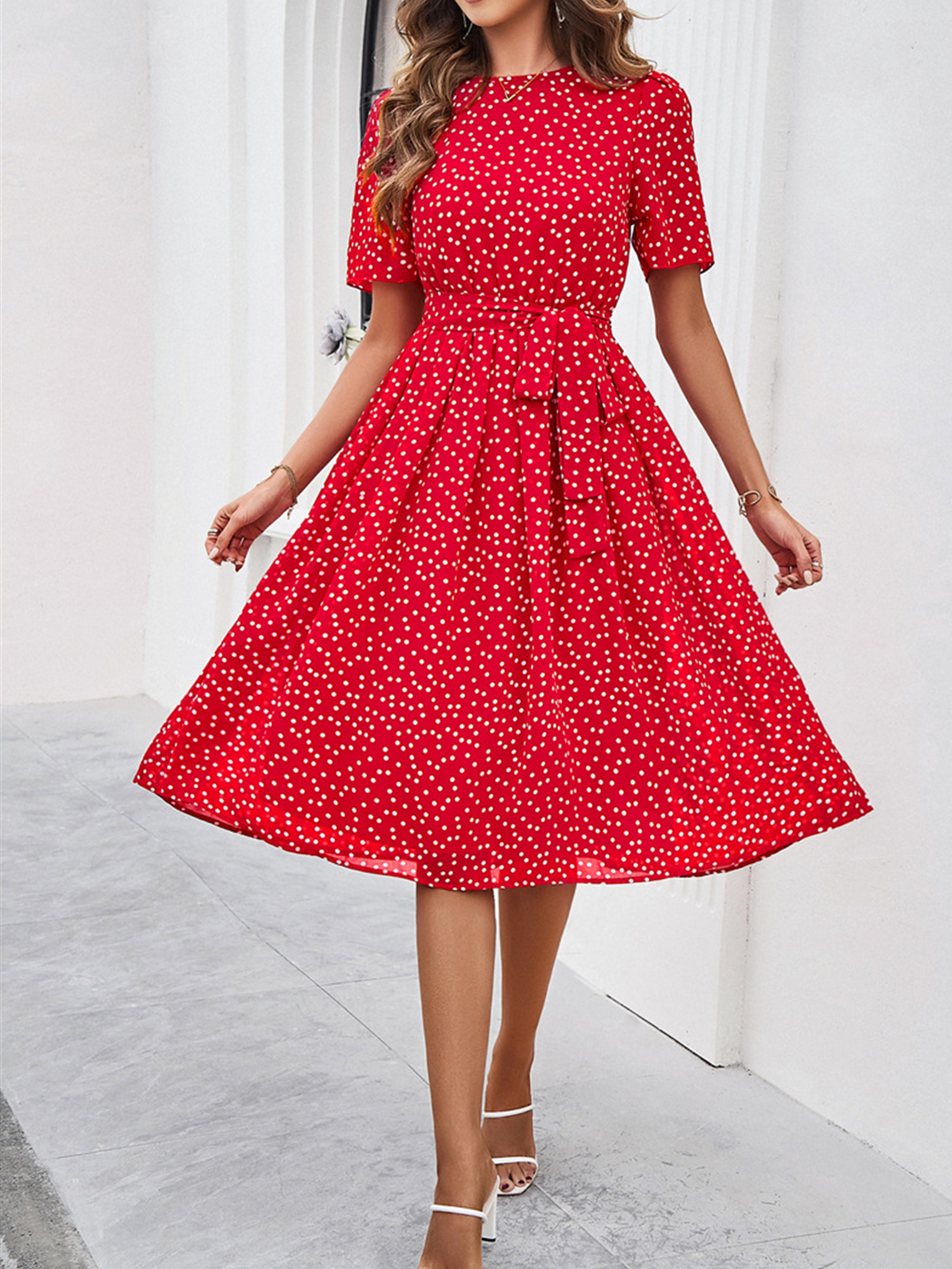Robe Décontractée Invitée Mariage Rouge à Pois Encolure Cowl et Manches Courtes avec Ceinture