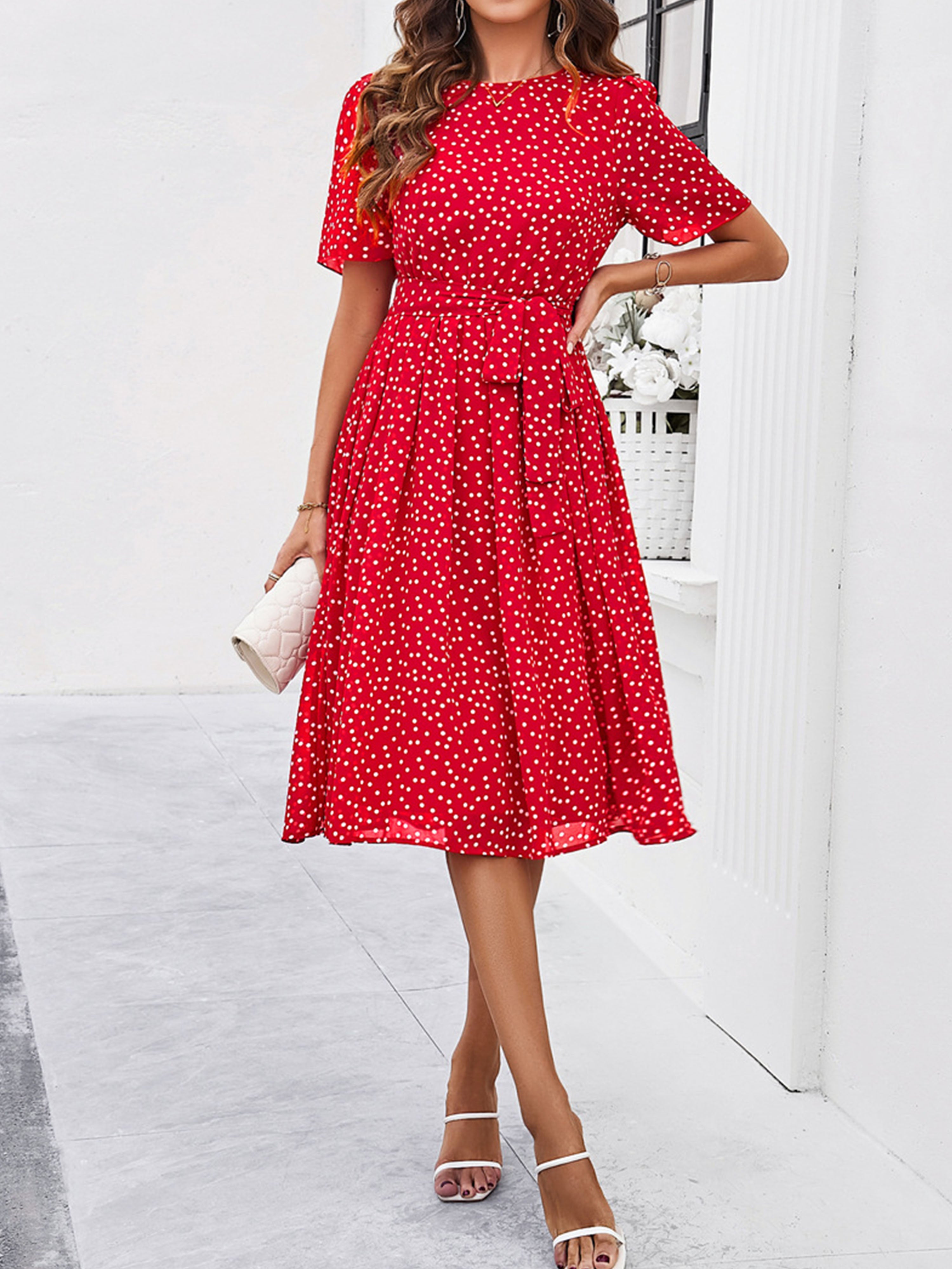 Robe Décontractée Invitée Mariage Rouge à Pois Encolure Cowl et Manches Courtes avec Ceinture