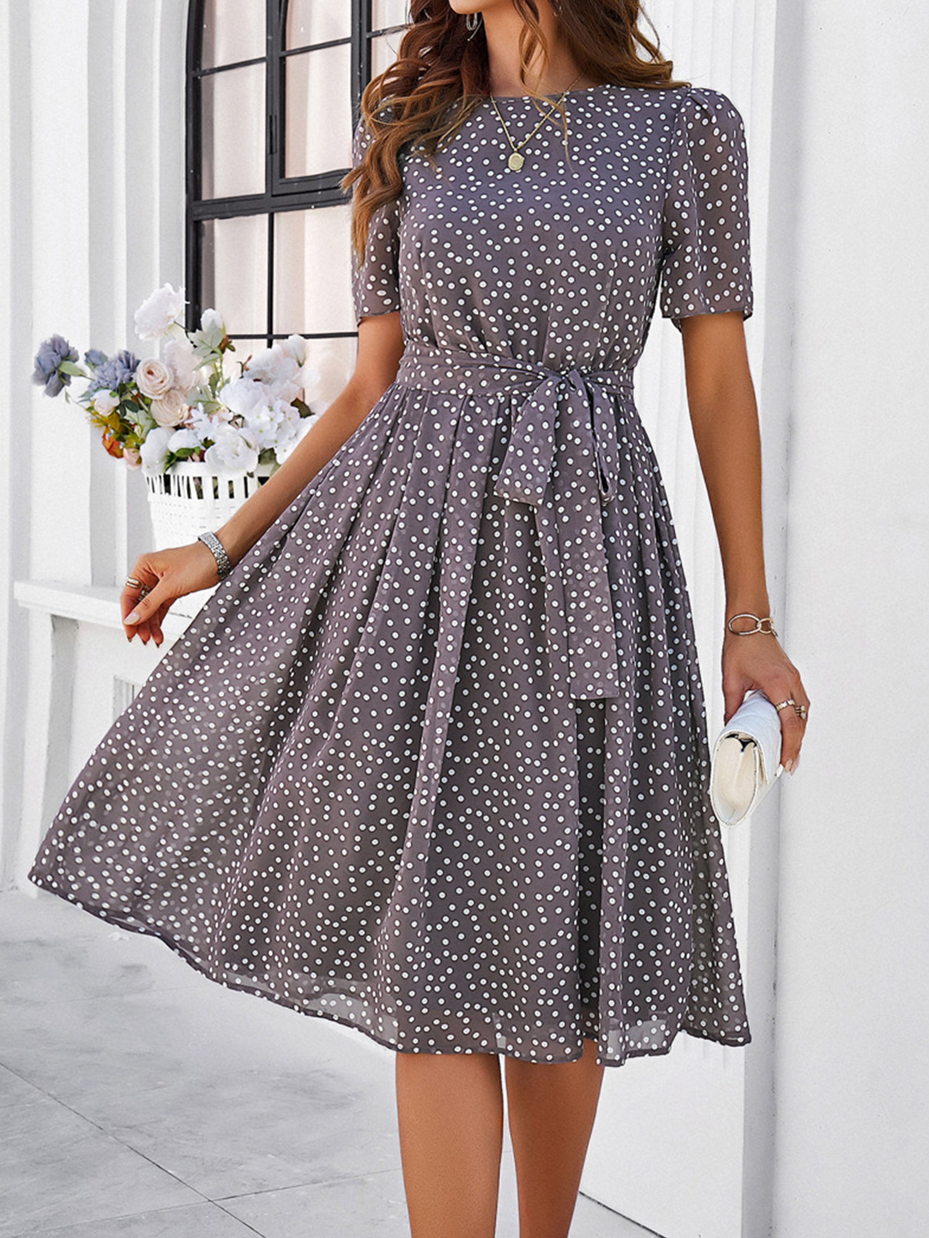 Robe Décontractée Invitée Mariage MOKA à Pois Encolure Cowl et Manches Courtes avec Ceinture