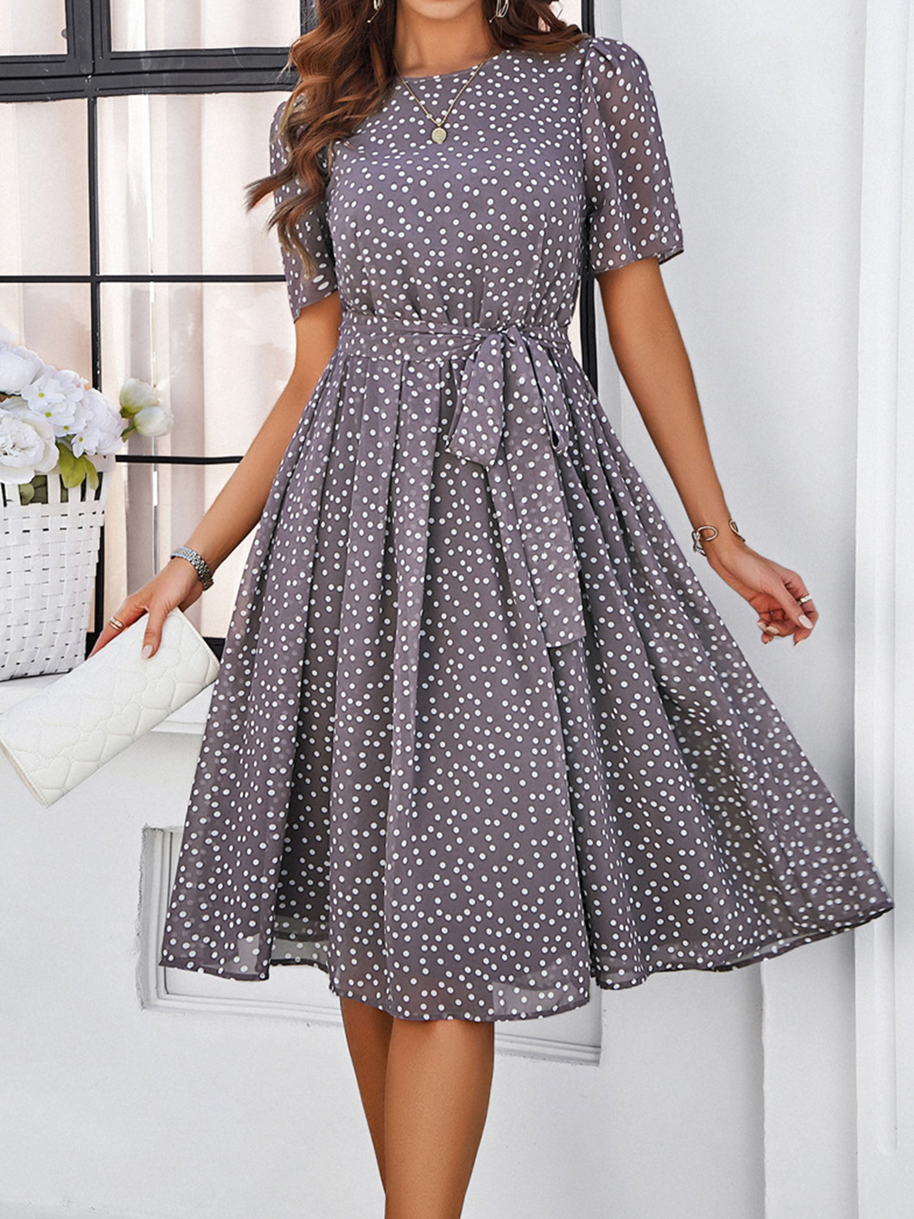 Robe Décontractée Invitée Mariage MOKA à Pois Encolure Cowl et Manches Courtes avec Ceinture