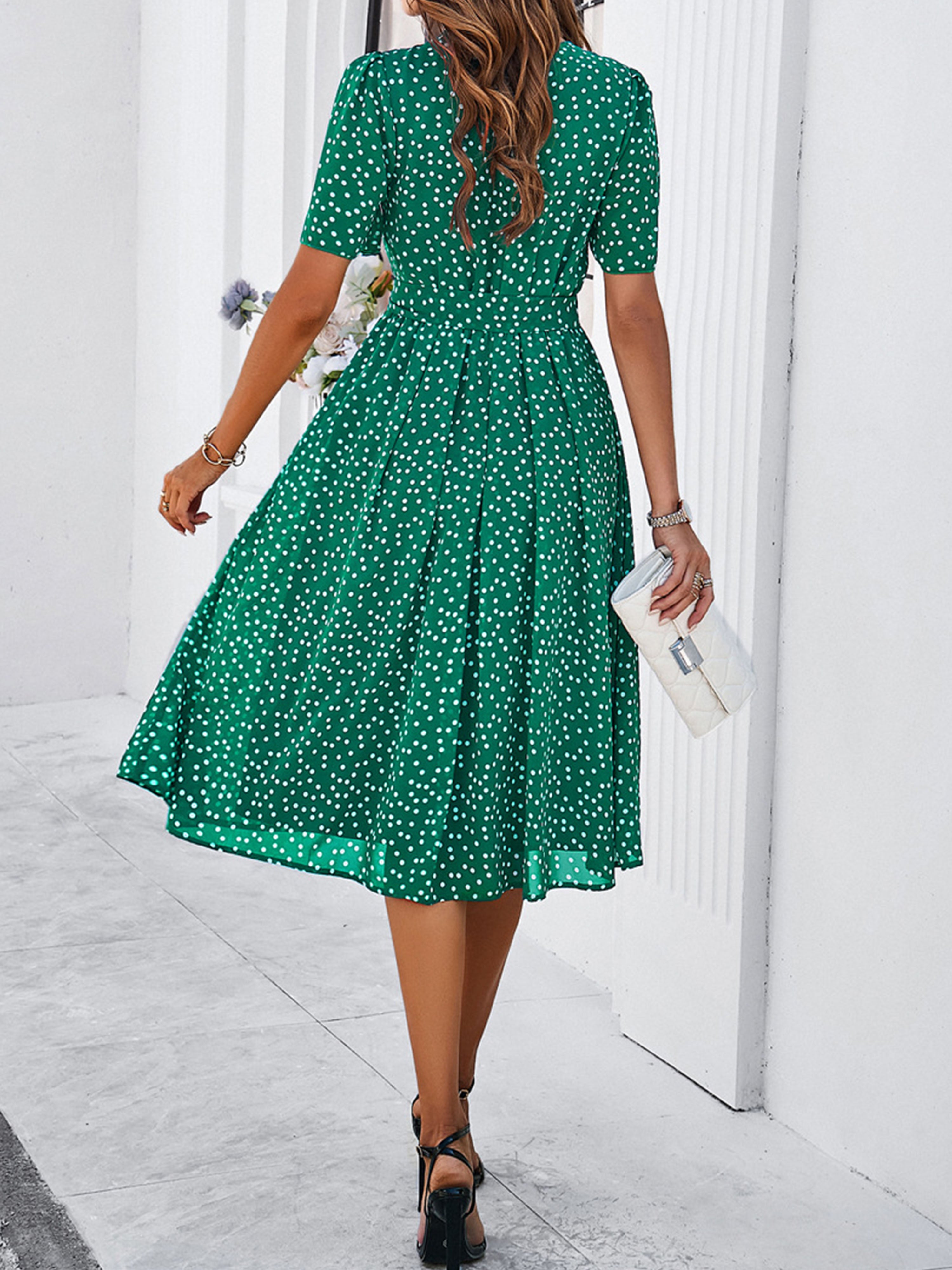 Robe Décontractée Invitée Mariage Vert à Pois Encolure Cowl et Manches Courtes avec Ceinture