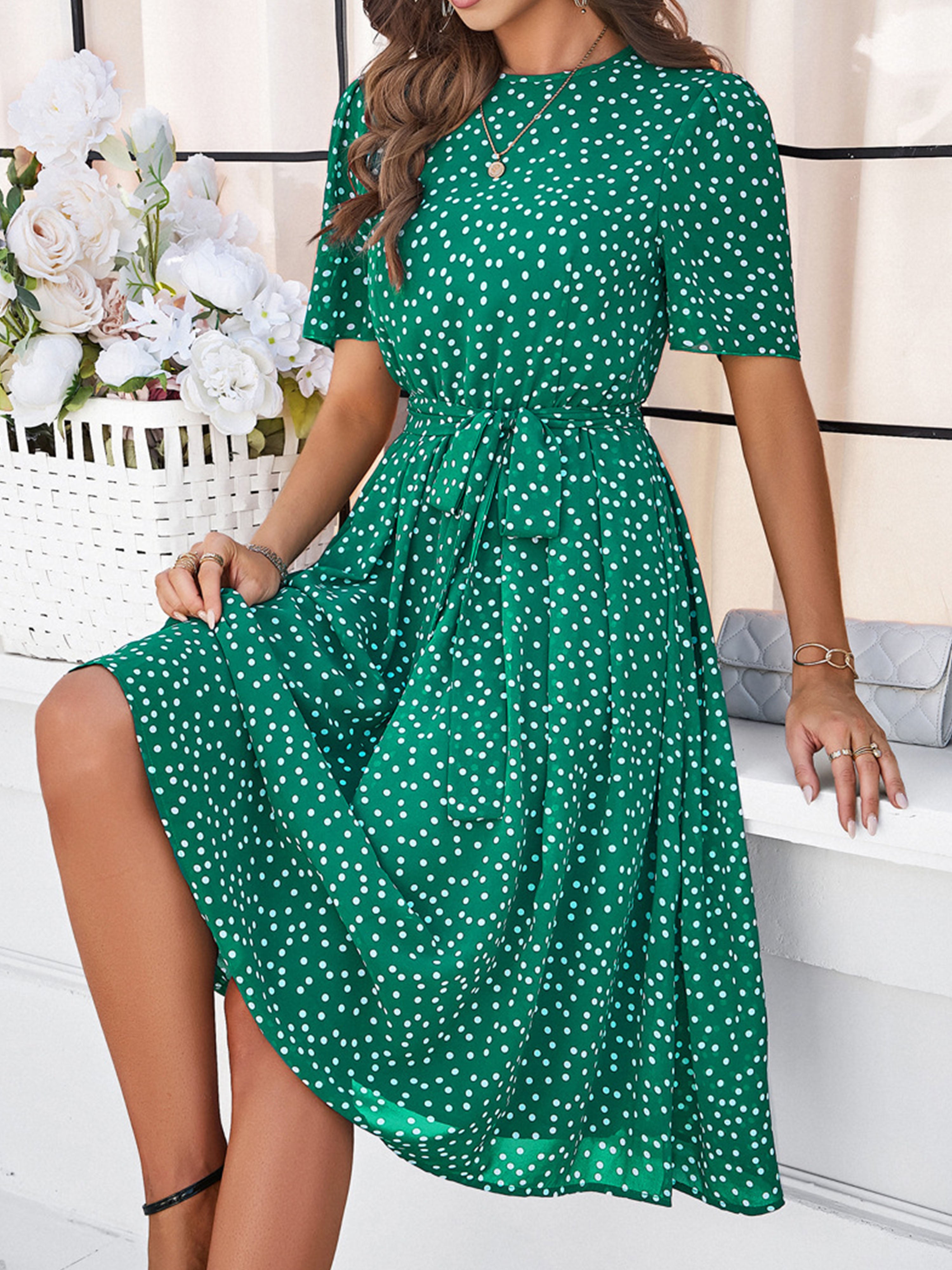 Robe Décontractée Invitée Mariage Vert à Pois Encolure Cowl et Manches Courtes avec Ceinture