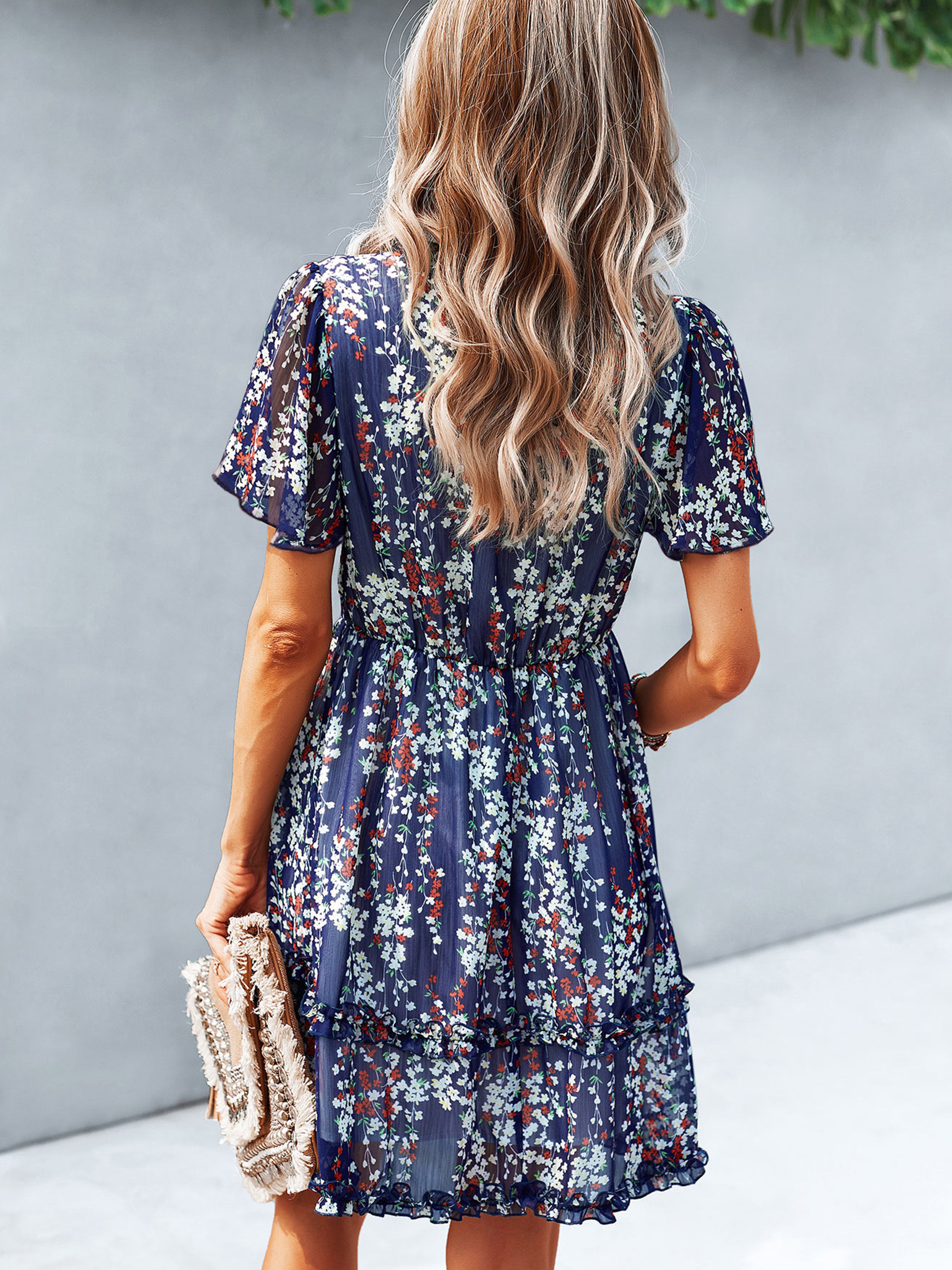 Robe Invitée Mariage Bleu Marine Florale Coupe A à Encolure en V et Manches Courtes Volantées