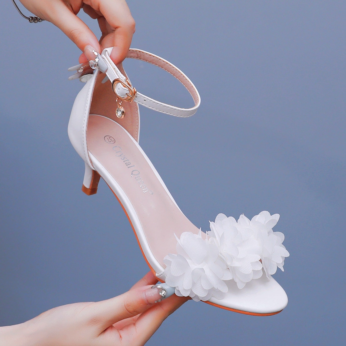 Chaussures de mariage à talons courts avec fleurs en dentelle