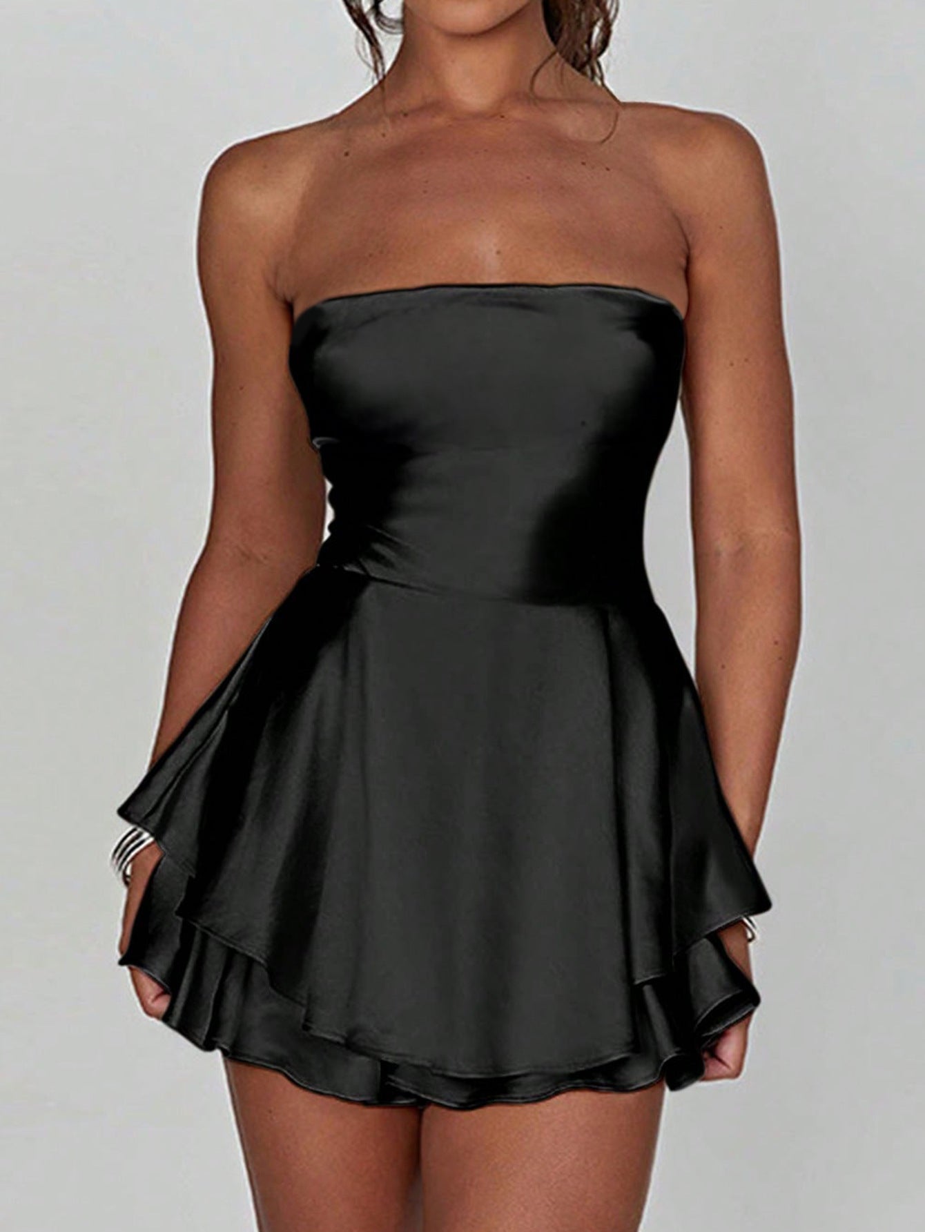 Robe Invitée Mariage Noire Satin Bustier Lacet Volanté Sans Bretelles