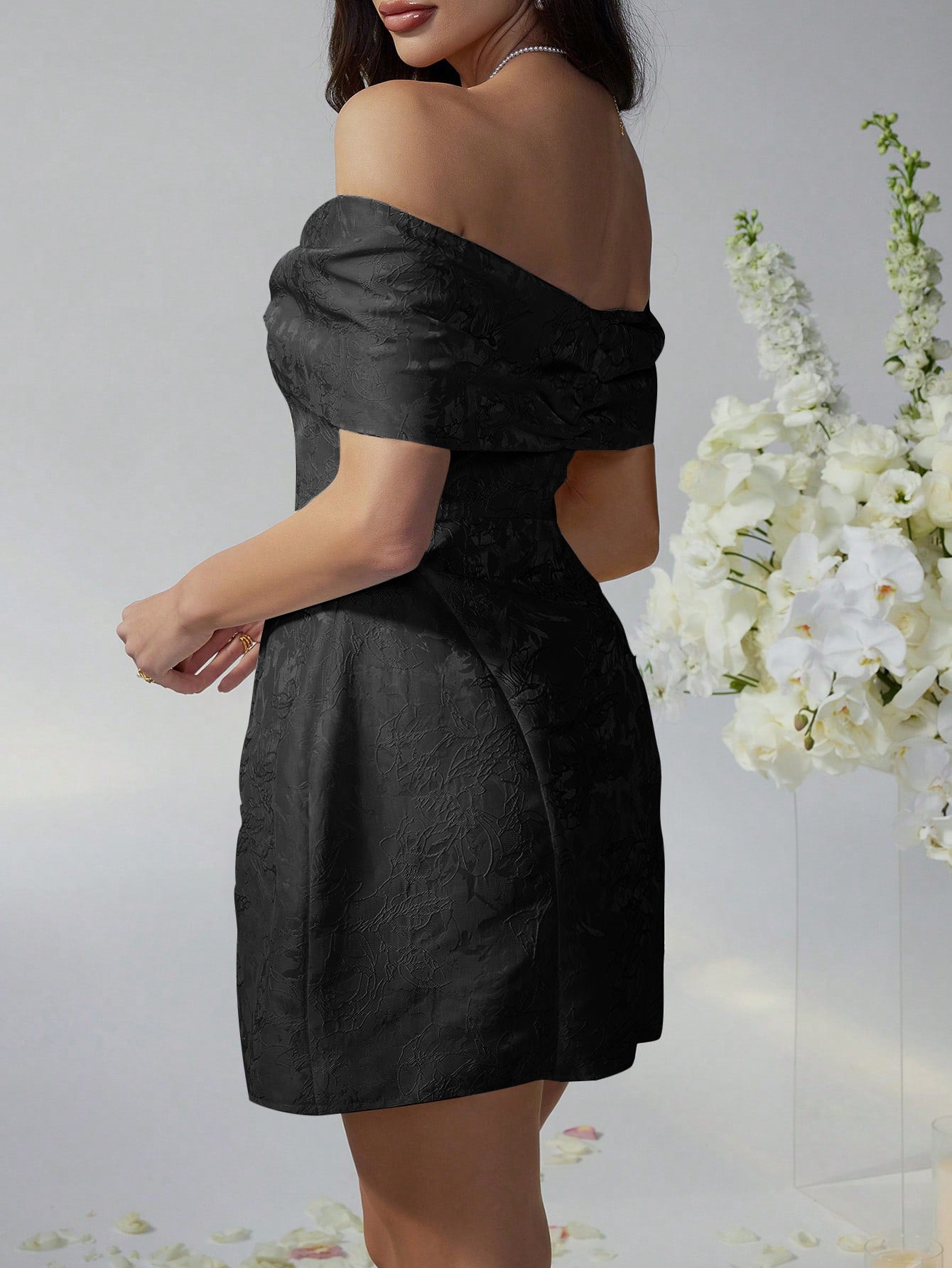 Robe Invitée Mariage Noir Encolure Illusion à Nœud et Épaules Dénudées