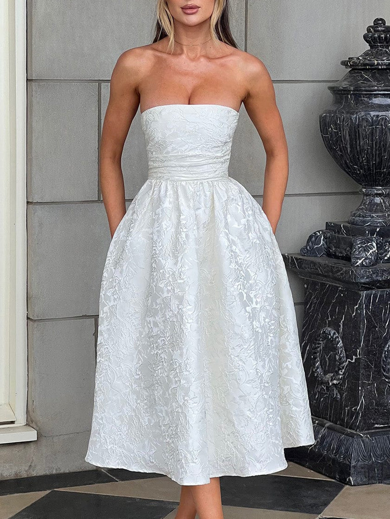 Robe Invitée Mariage Blanche Florale Taille Empire Sans Bretelle