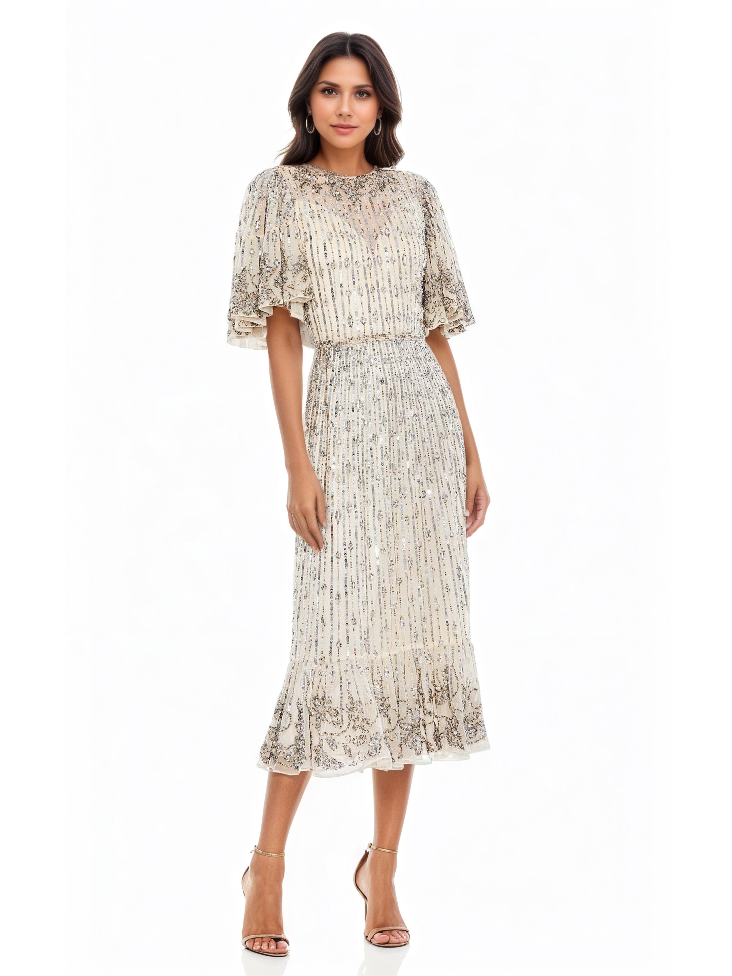 Robe de Soirée Mi-Longue Argentée à Paillettes Col ras du cou Trapèze Avec Demi-Manches à Volants Ornées
