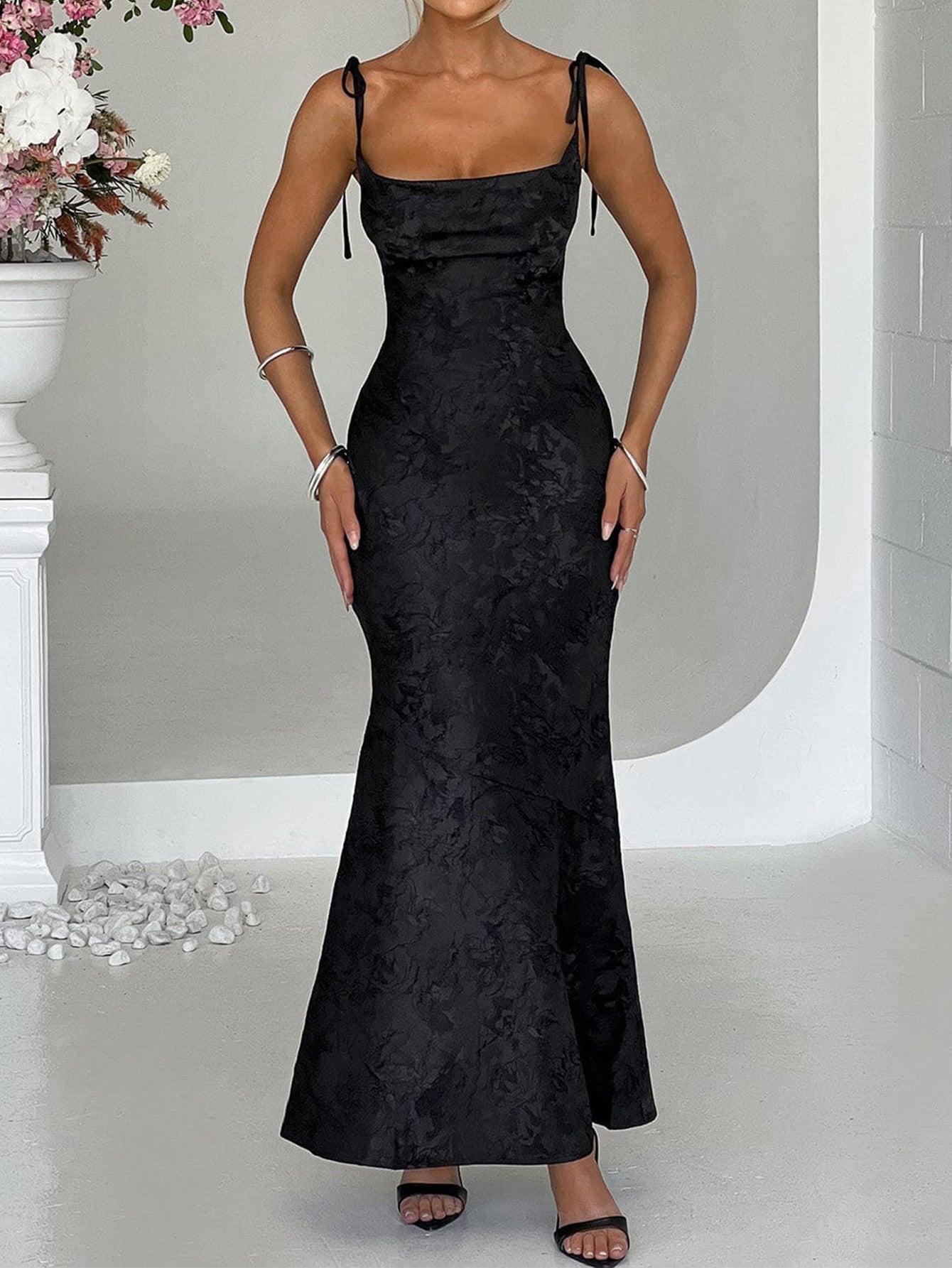 Robe Invitée Mariage Noire Encolure Carrée Bretelles Fines Imprimée Coupe Fourreau