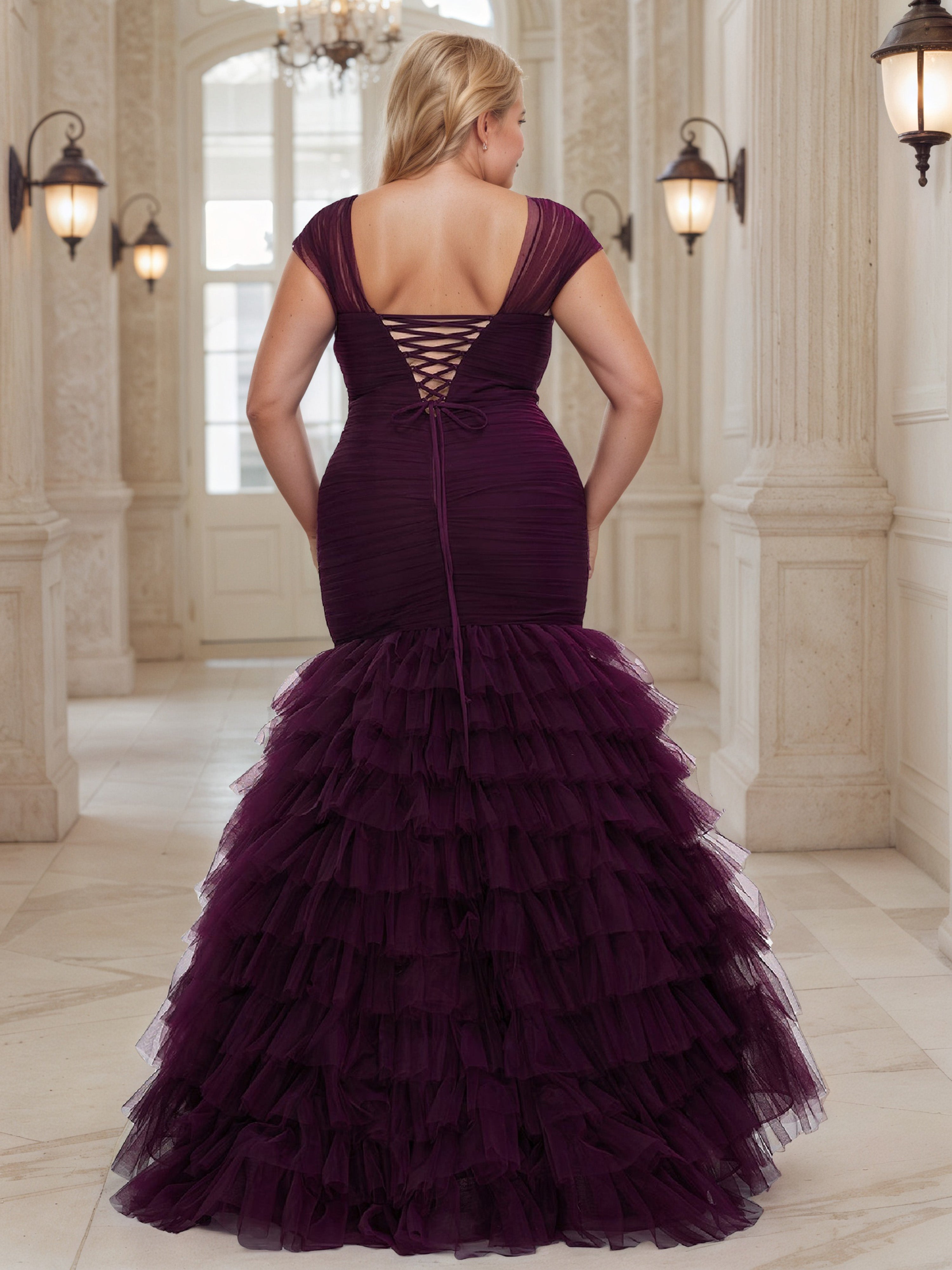 Robe de Bal Aubergine à Encolure V et Manches Courtes Grande Taille Coupe Sheath avec Superpositions