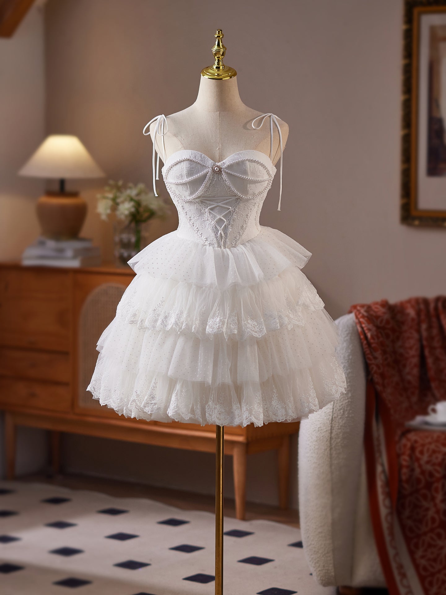 Robe de Homecoming Blanche Encolure Cœur Coupe A à Superpositions Bretelles Fines avec Perles