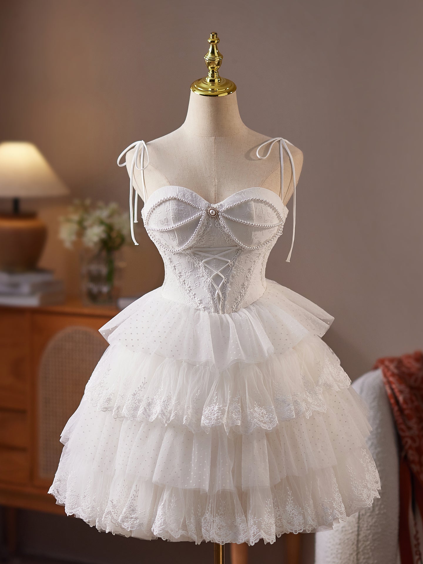 Robe de Homecoming Blanche Encolure Cœur Coupe A à Superpositions Bretelles Fines avec Perles