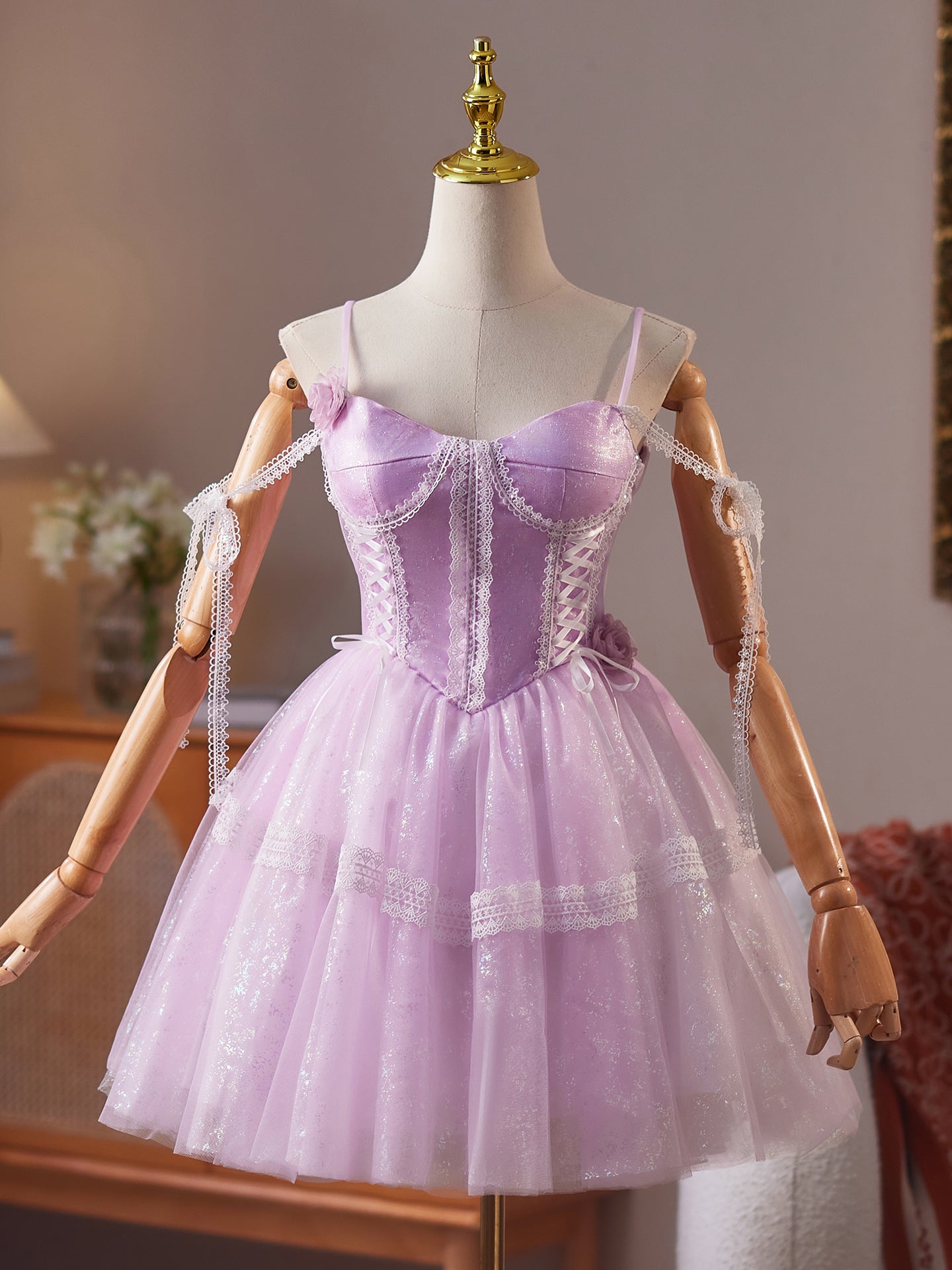 Robe de Homecoming Lilas à Bretelles Fines Coupe A Courte Appliqués Fleurs et Dentelle