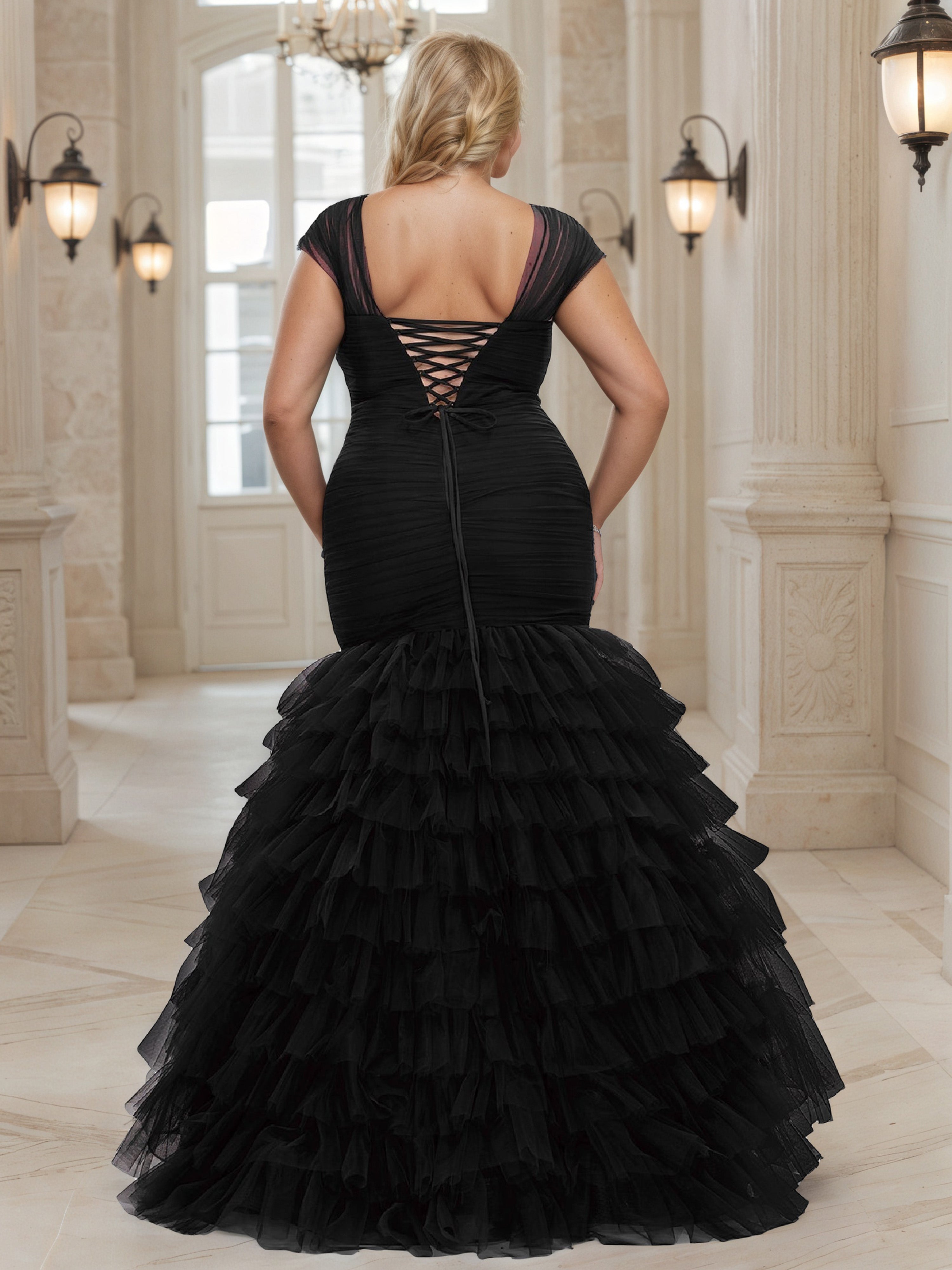 Robe de Bal Noire à Encolure V et Manches Courtes Grande Taille Coupe Sheath avec Superpositions
