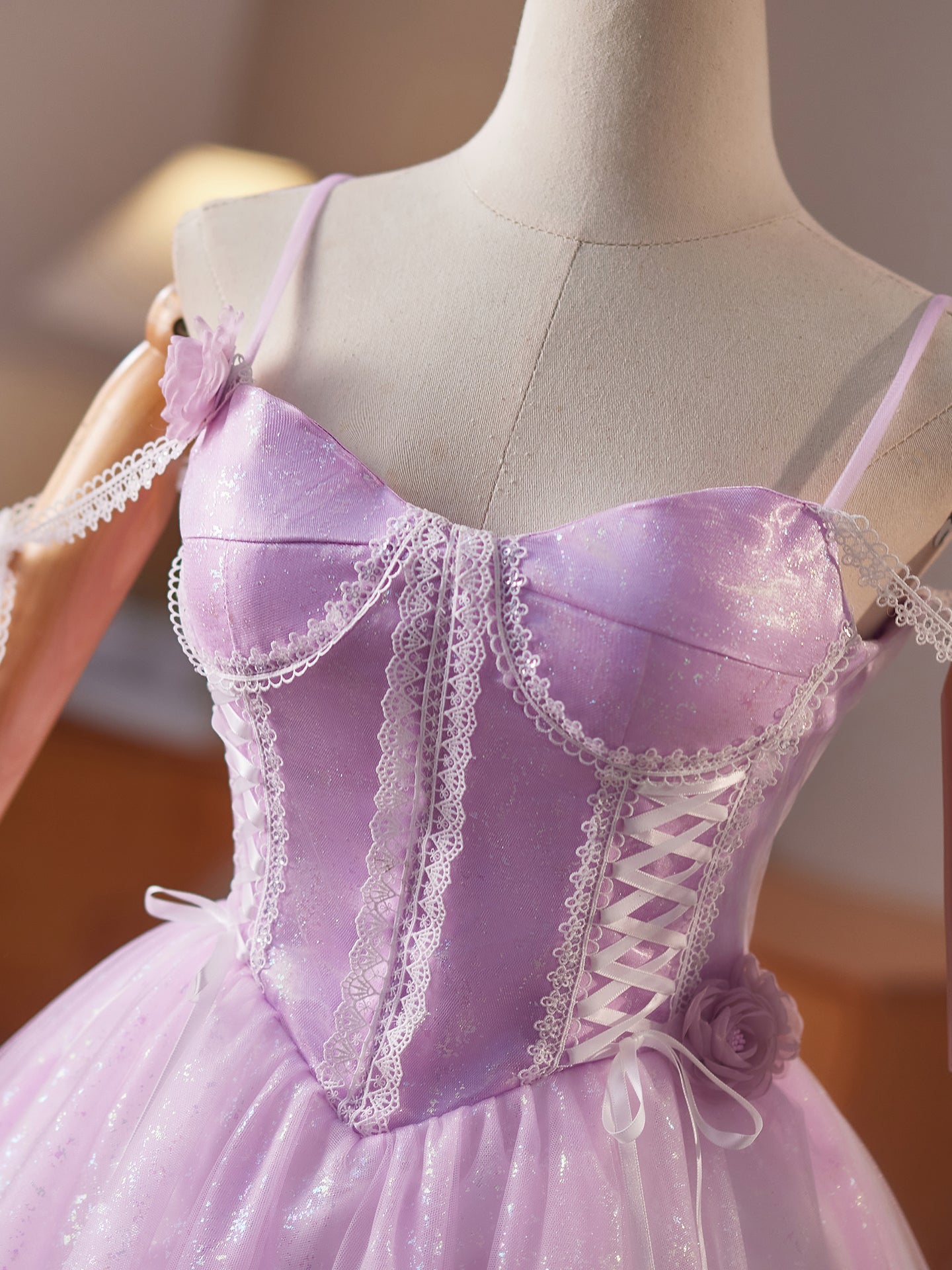 Robe de Homecoming Lilas à Bretelles Fines Coupe A Courte Appliqués Fleurs et Dentelle