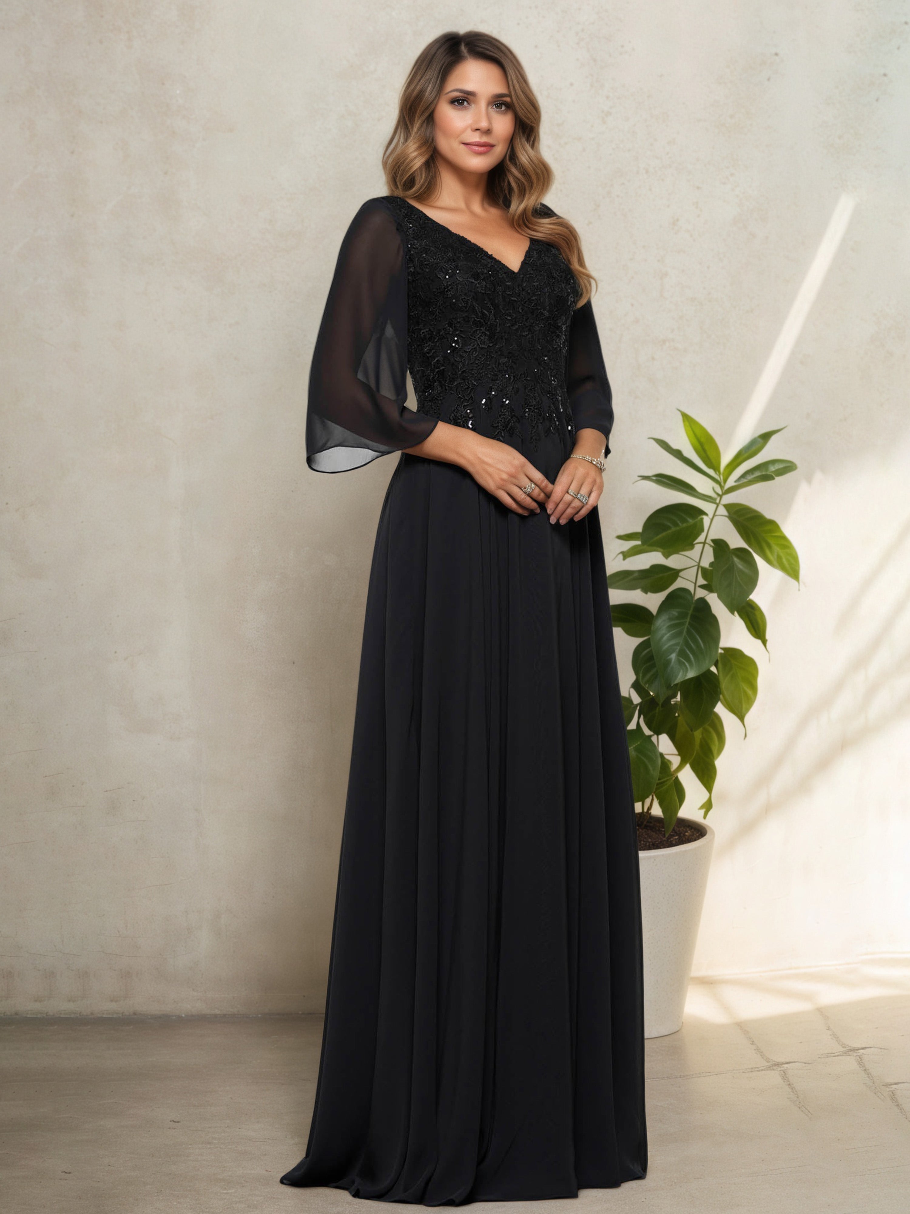 Robe Noire Pour Mère de la Mariée à Encolure V et Manches 3/4 avec Appliques
