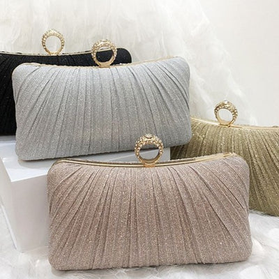 Délicate pochette incrustée de diaments