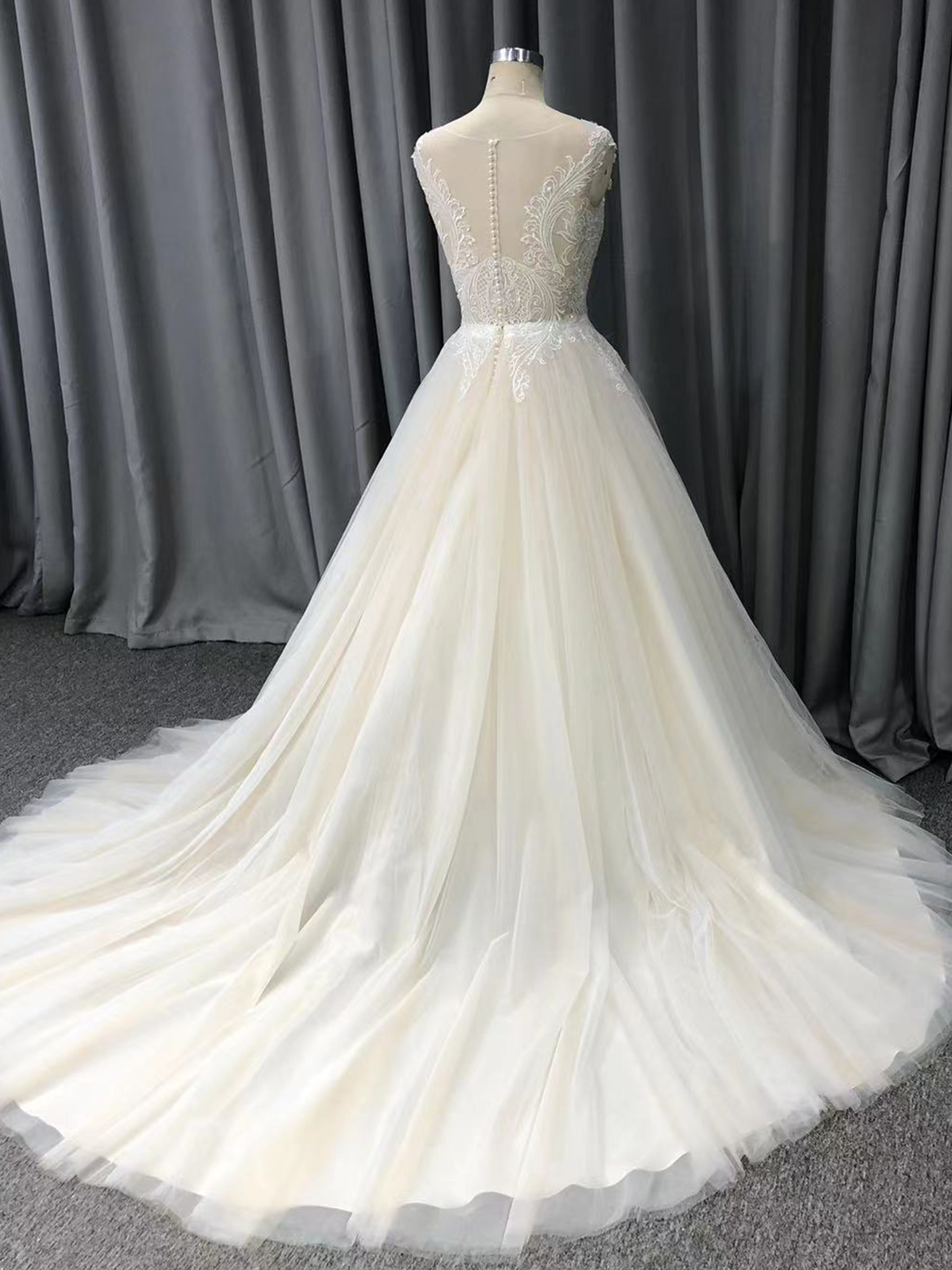 Trapèzes Dentelle Tulle Robes de Mariée Col Rond avec Traîne de Balayage