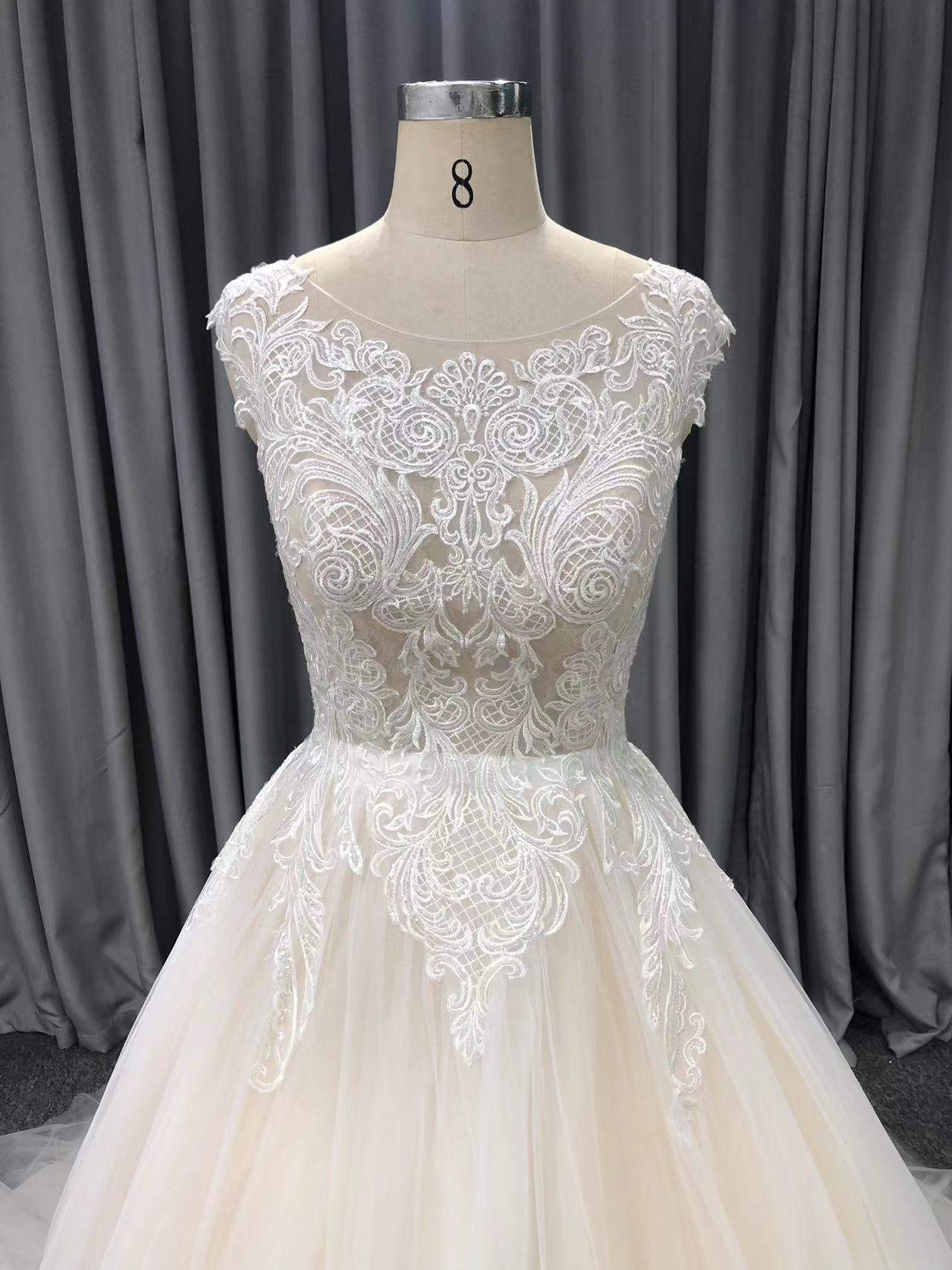 Trapèzes Dentelle Tulle Robes de Mariée Col Rond avec Traîne de Balayage