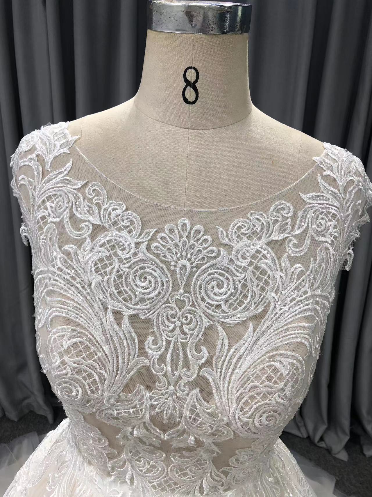 Trapèzes Dentelle Tulle Robes de Mariée Col Rond avec Traîne de Balayage