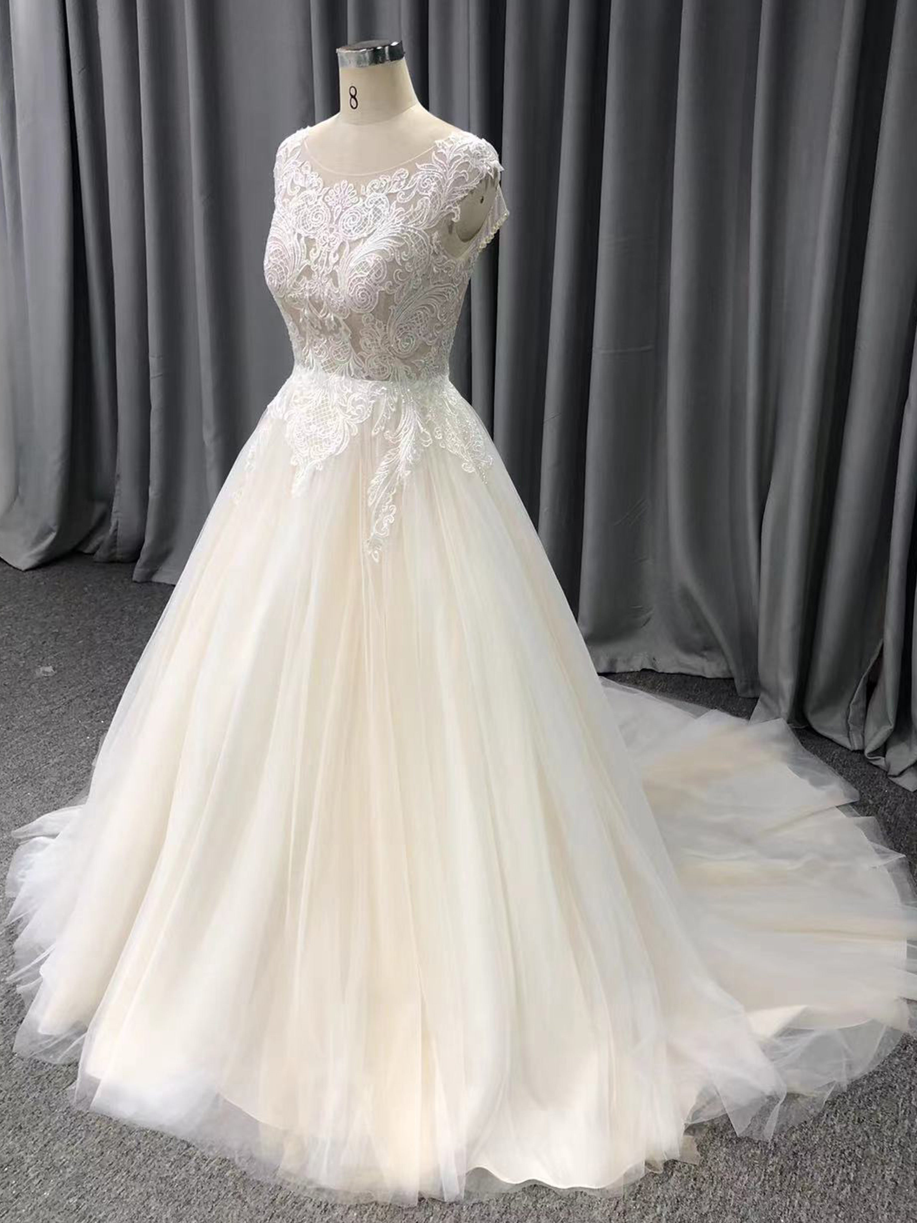 Trapèzes Dentelle Tulle Robes de Mariée Col Rond avec Traîne de Balayage