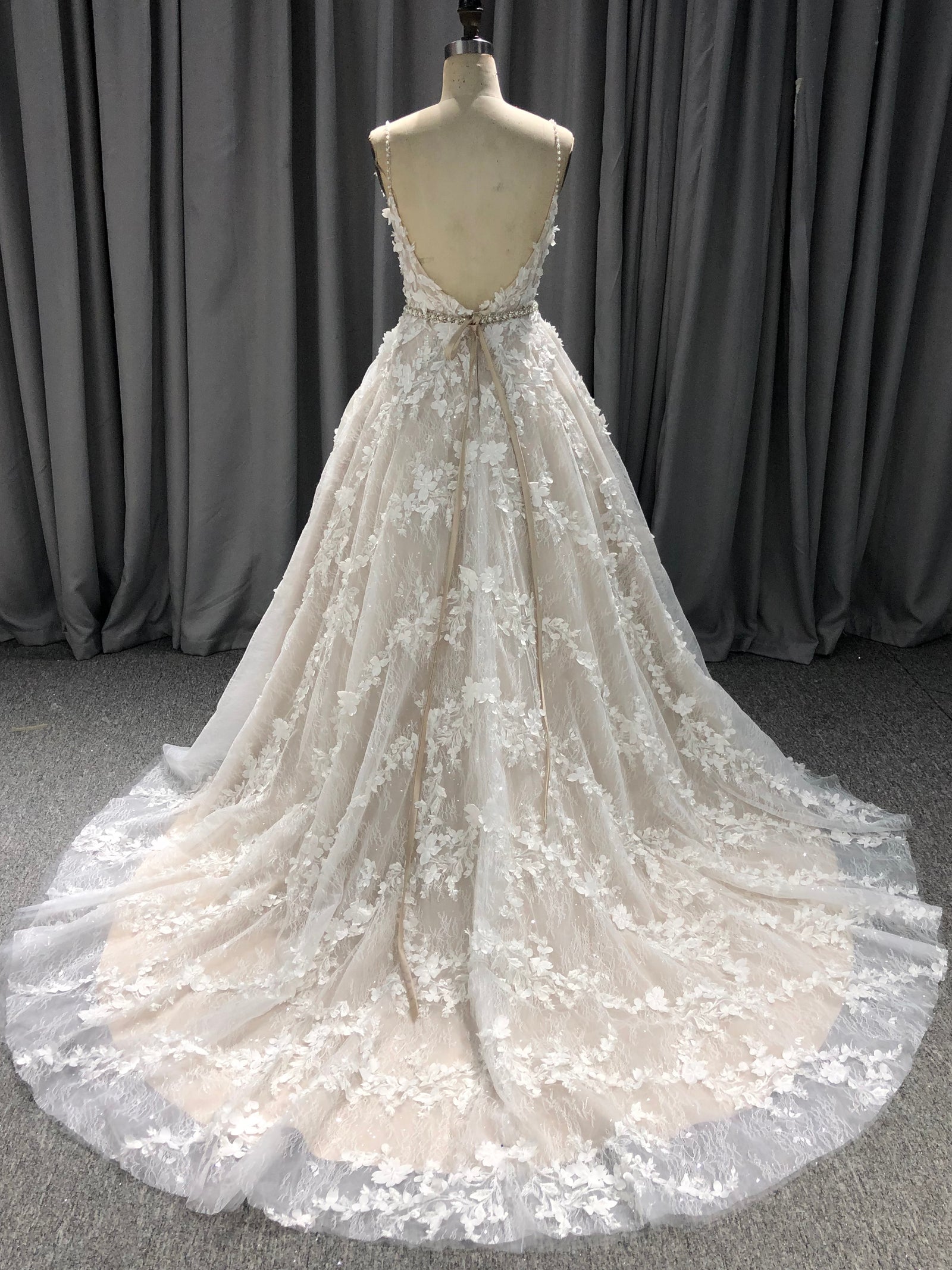 Robes de mariée trapèze élégantes dentelle bretelles spaghetti appliques