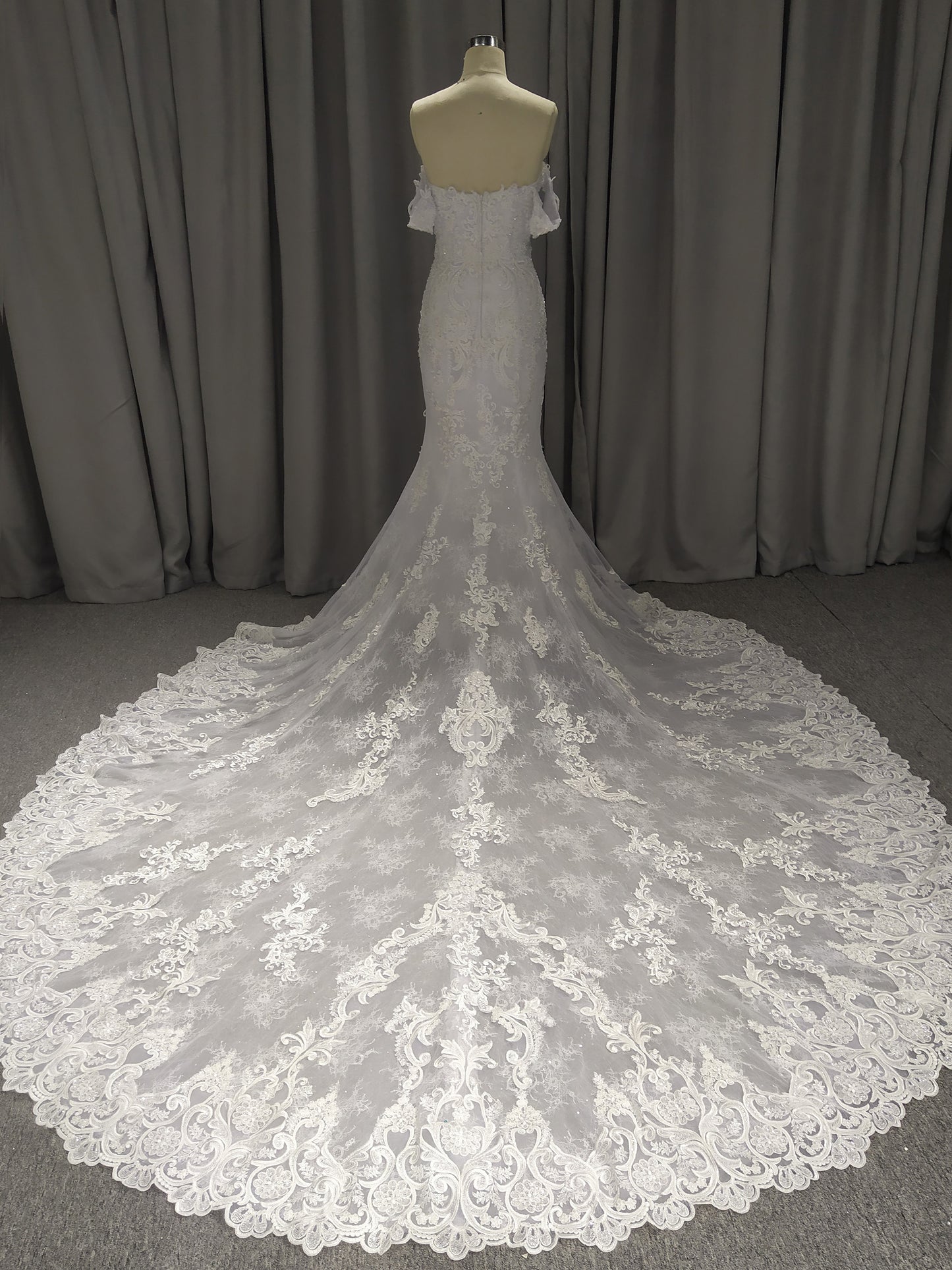 Somptueuse Robe fourreau cache cœur brodée Dentelle Robe de Mariée avec la traîne Cathédrale