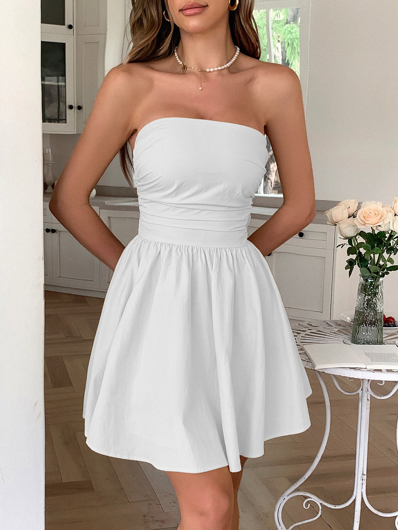 Robe Invitée Mariage Blanche Sans Bretelles Coupe A Avec Nœud Décoratif