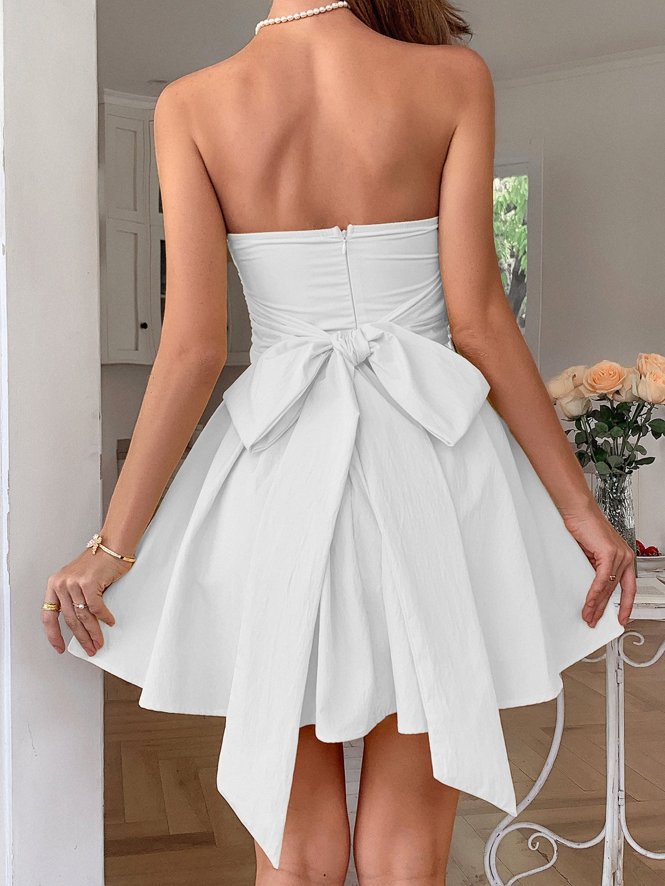Robe Invitée Mariage Blanche Sans Bretelles Coupe A Avec Nœud Décoratif