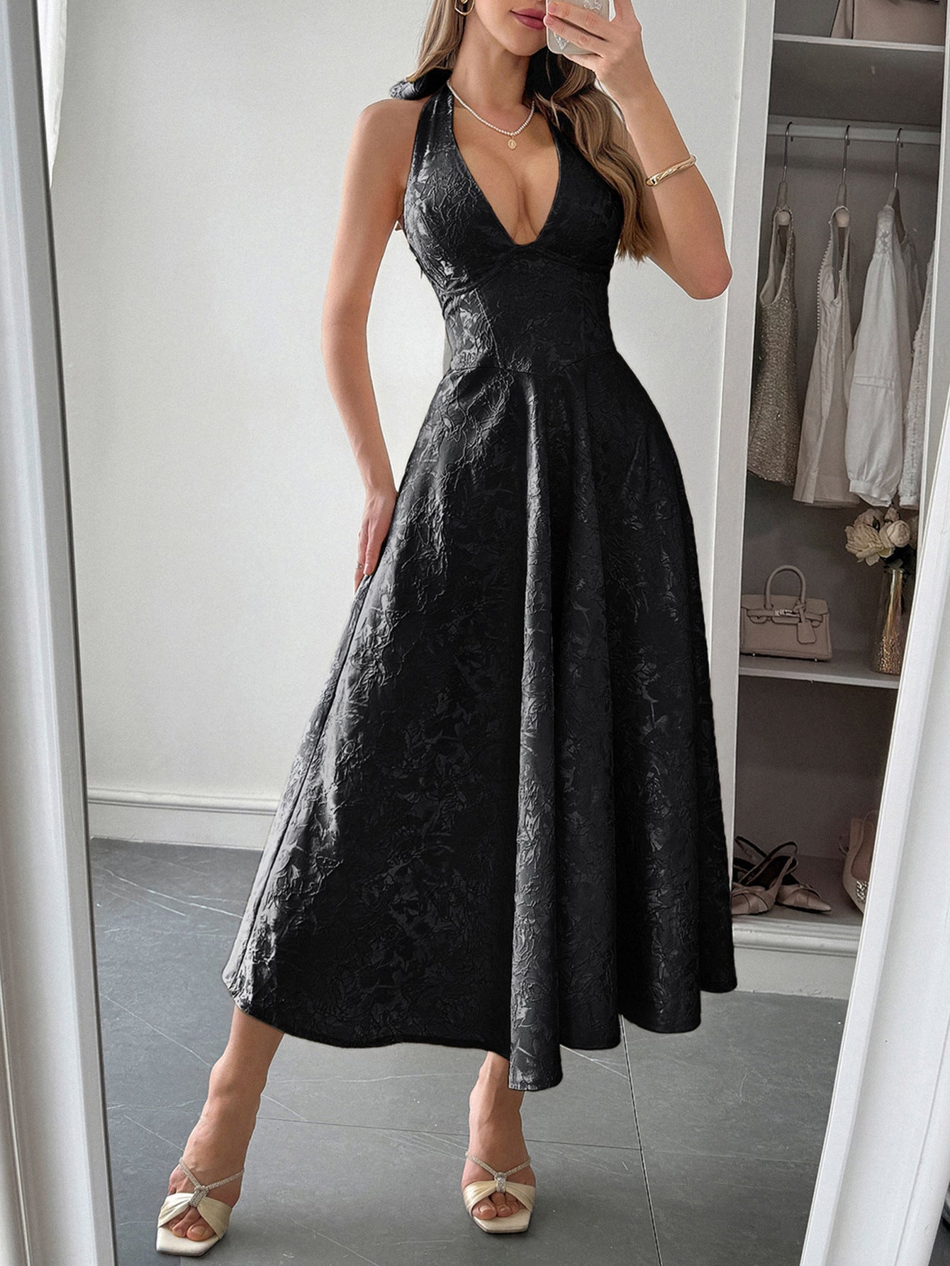 Robe Invitée Mariage Noire Coupe A Encolure Licou Sans Manches avec Lacets