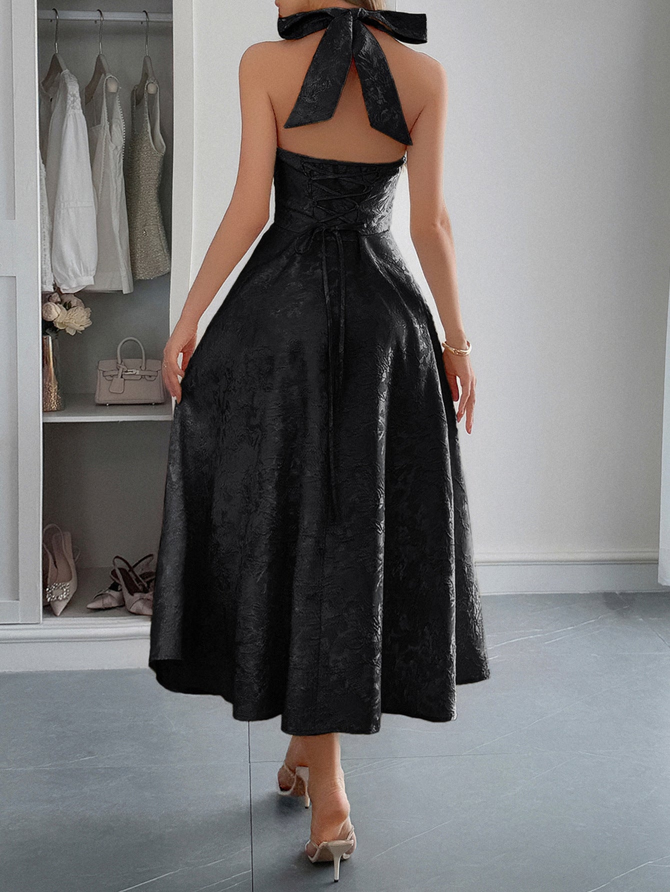 Robe Invitée Mariage Noire Coupe A Encolure Licou Sans Manches avec Lacets