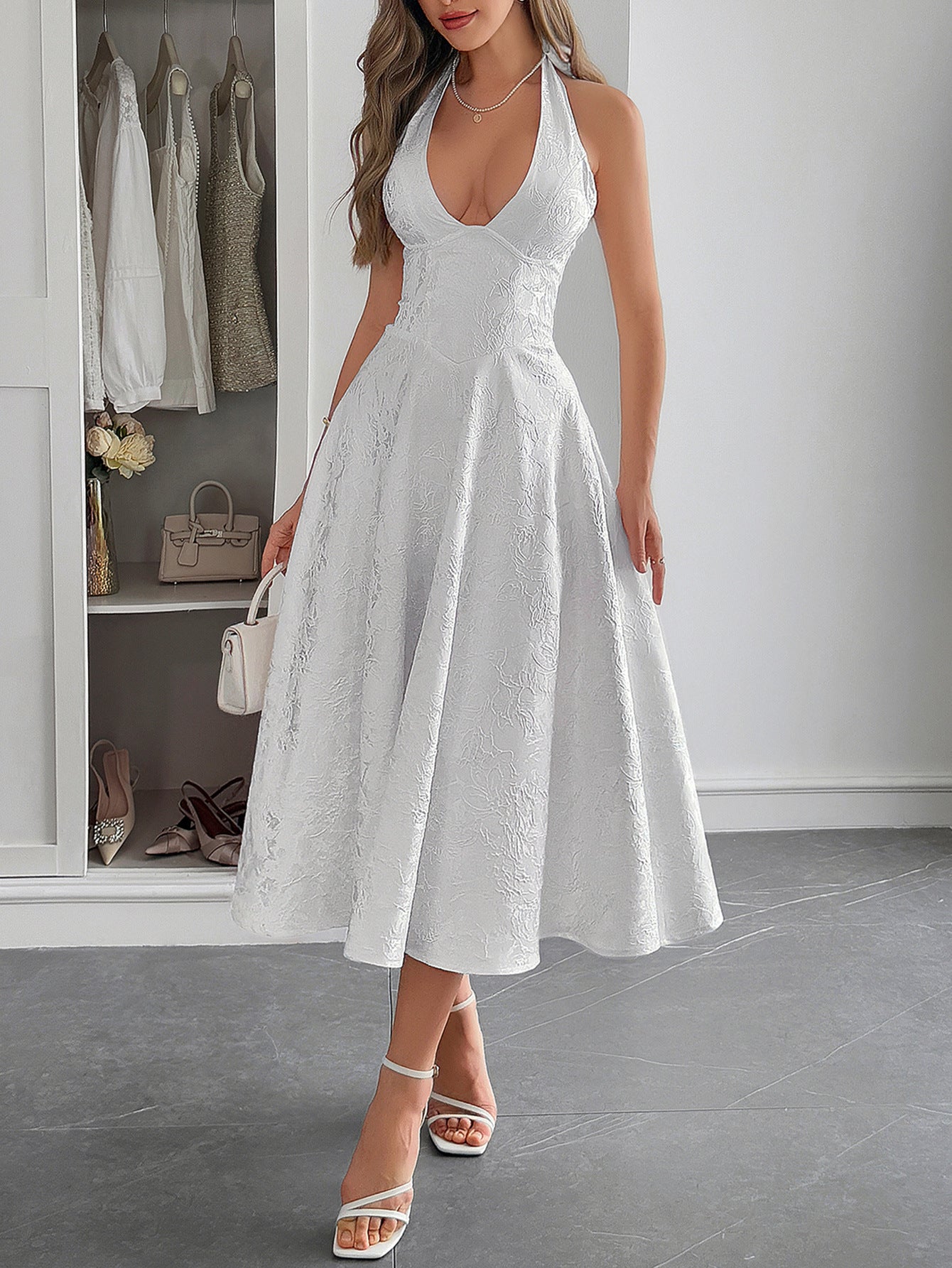 Robe Invitée Mariage BLANC Coupe A Encolure Licou Sans Manches avec Lacets