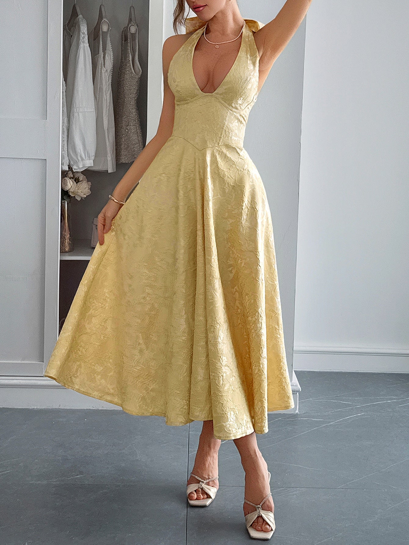 Robe Invitée Mariage JONQUILLE Coupe A Encolure Licou Sans Manches avec Lacets