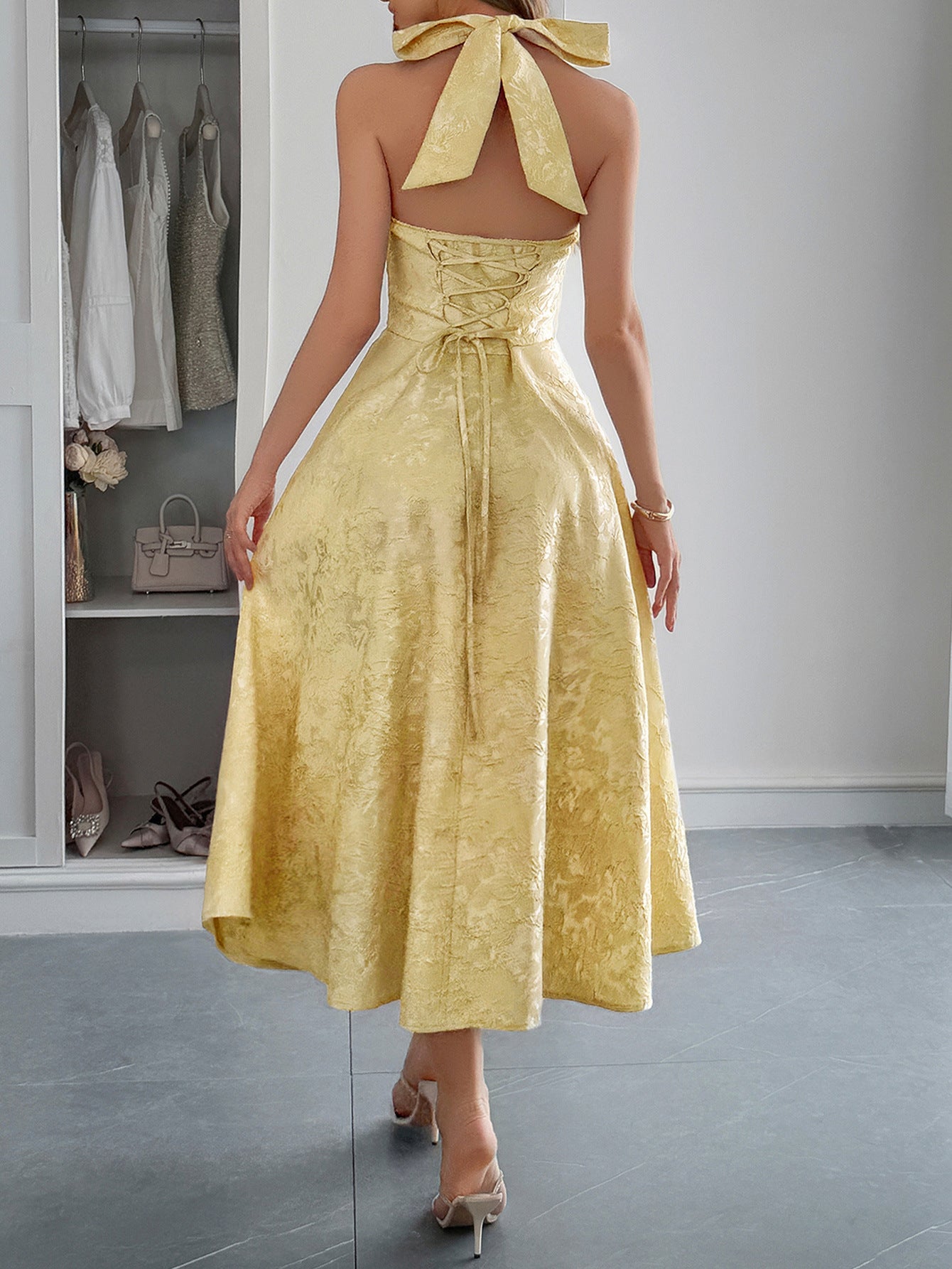 Robe Invitée Mariage JONQUILLE Coupe A Encolure Licou Sans Manches avec Lacets