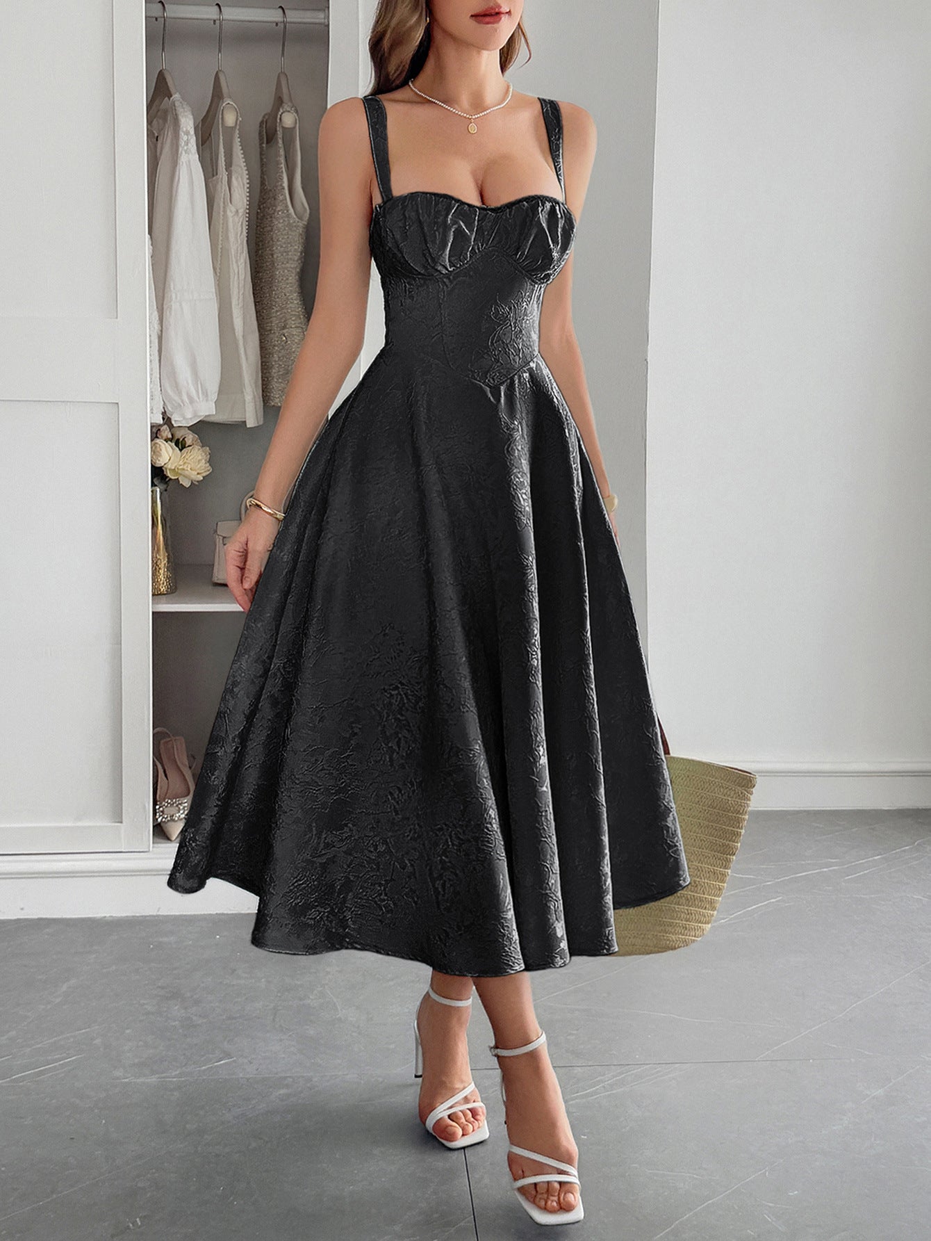 Robe Invitée Mariage Noir Coupe A à Bretelles