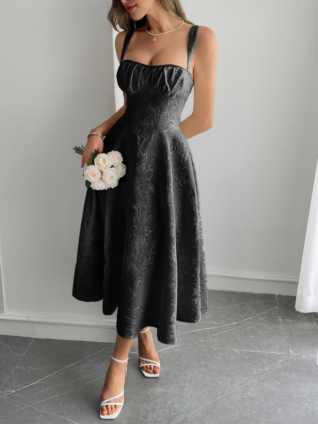 Robe Invitée Mariage Noir Coupe A à Bretelles
