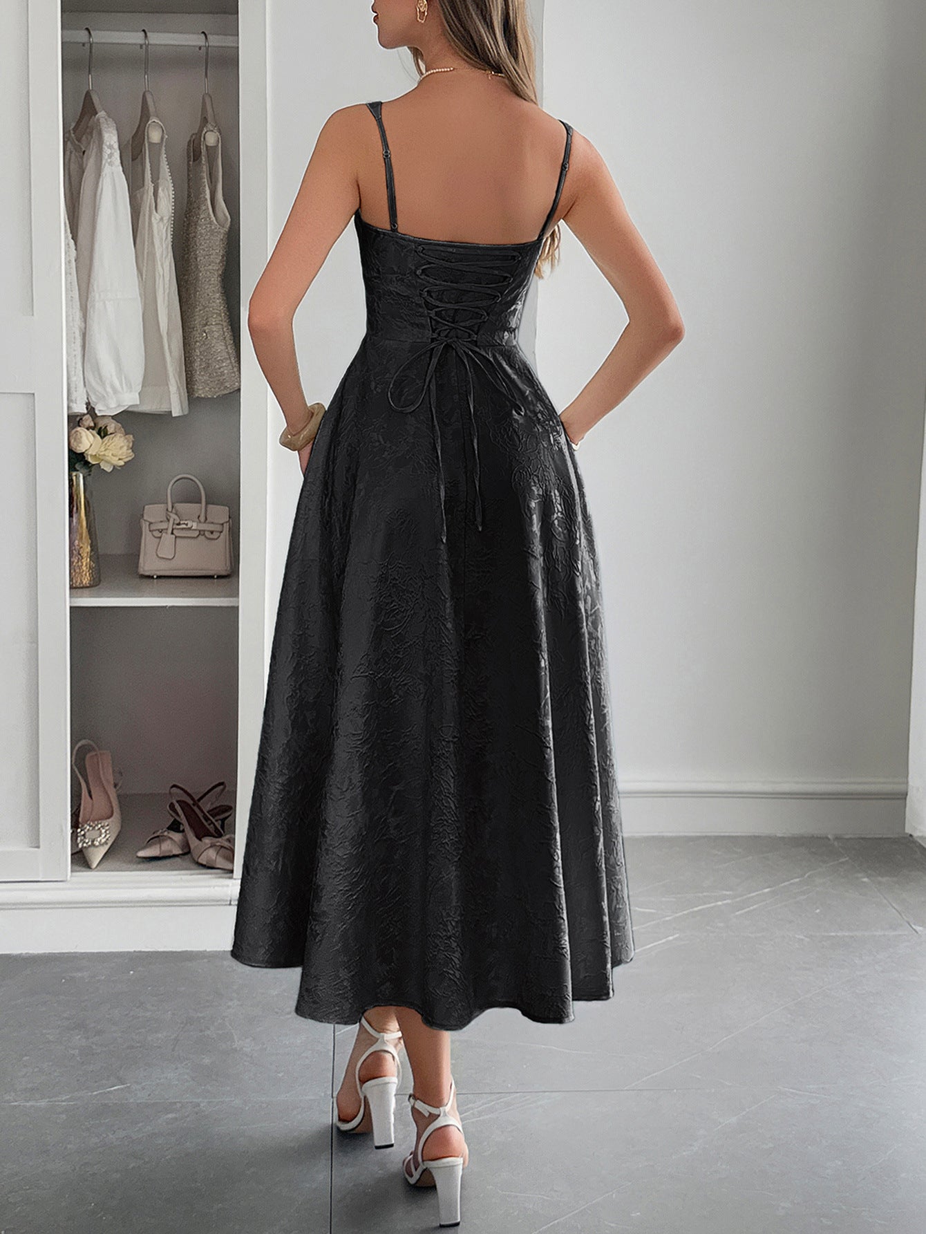 Robe Invitée Mariage Noir Coupe A à Bretelles