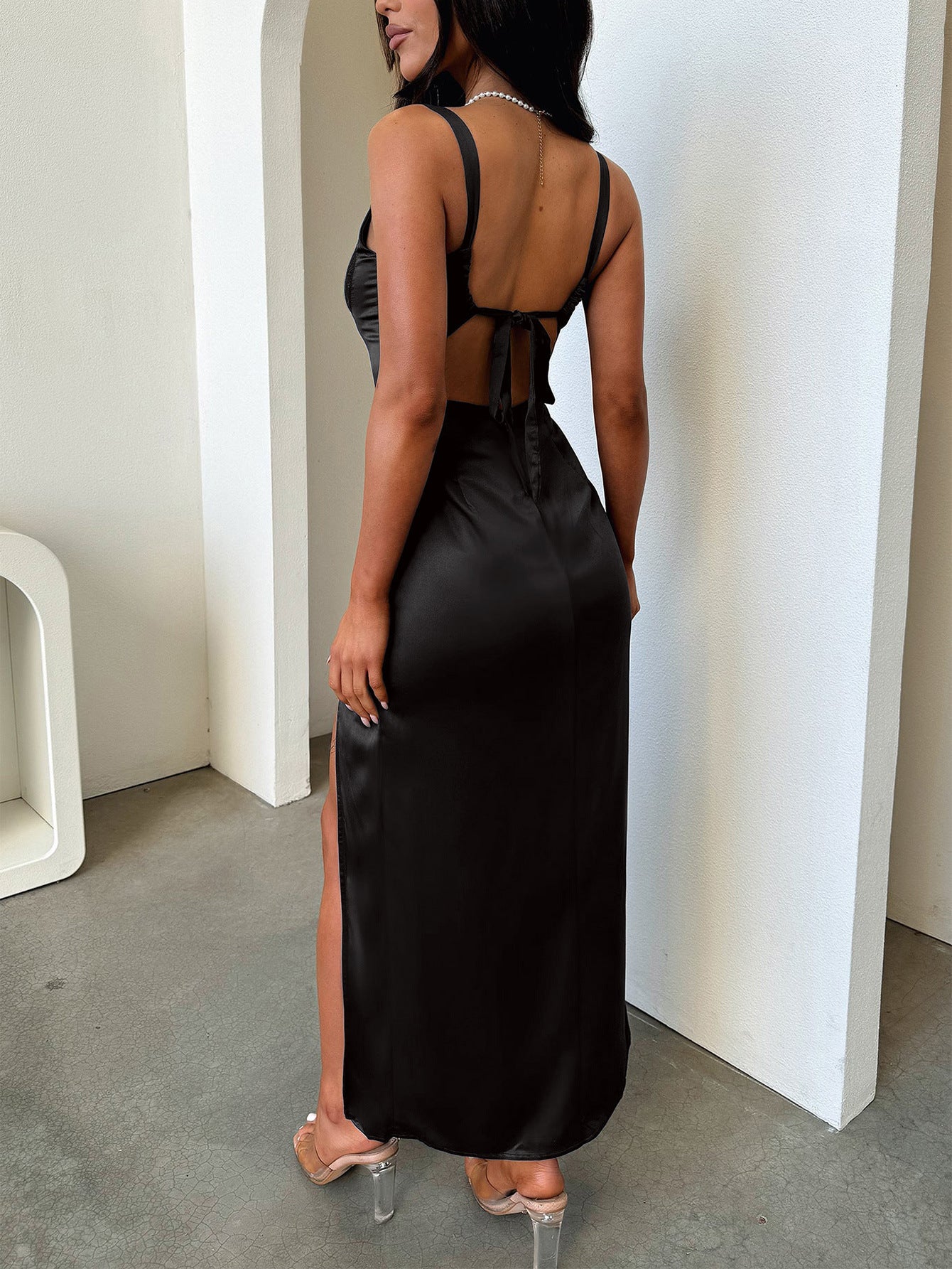 Robe Invitée Mariage Noire Coupe Fourreau à Bretelles